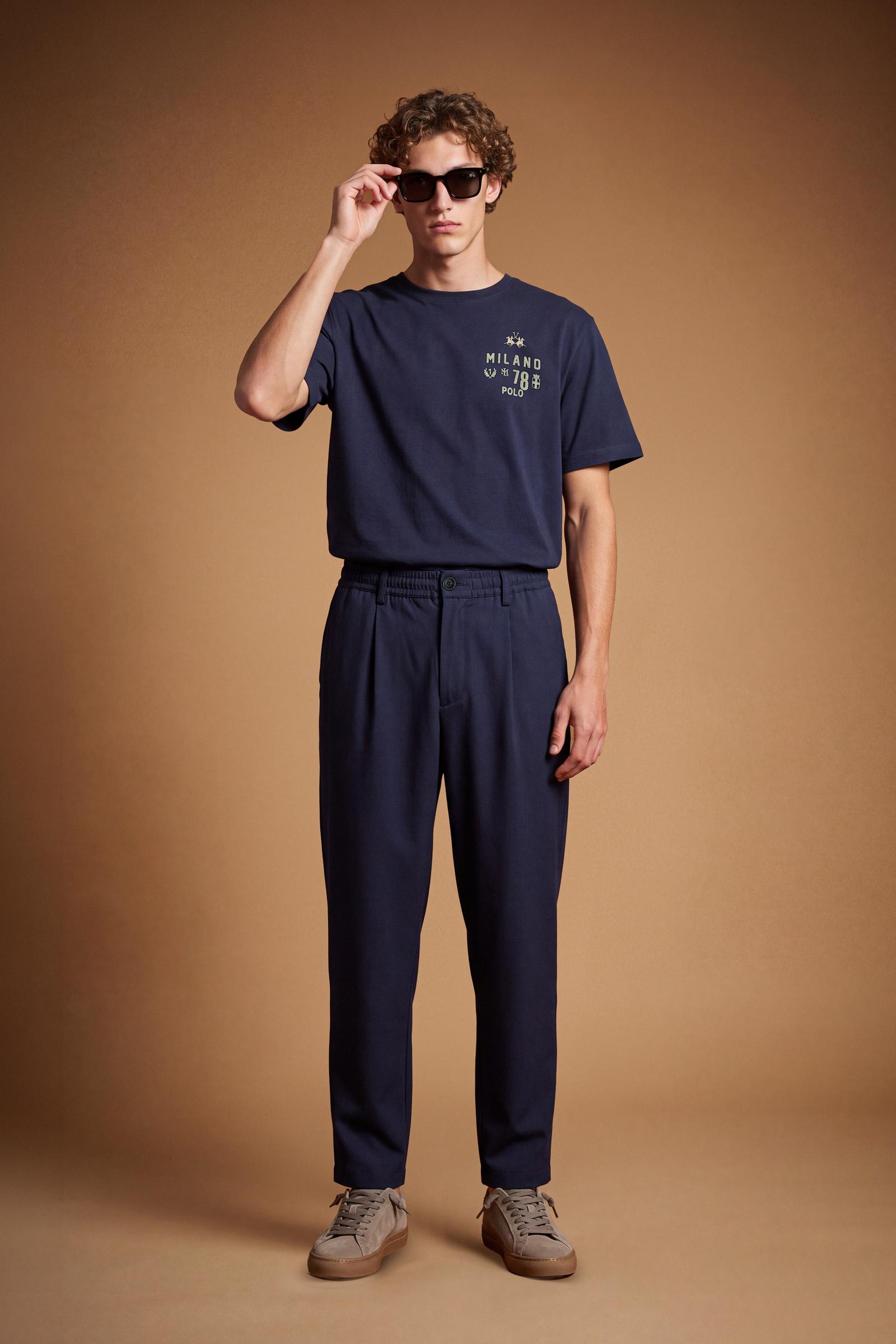 Men's long trousers in wool-polyester blend with elastane for comfort and durability. Relaxed fit, wide legs, elastic waistband, pleats, and detailed pockets. - Navy