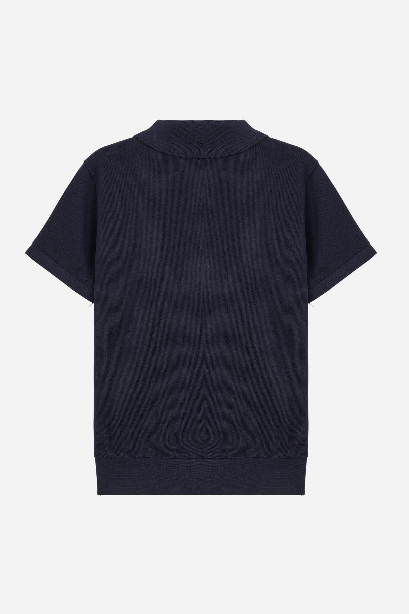 Short-sleeved polo shirt for girls made from soft 100% cotton piqué in a solid colour. The style features a regular fit, hip length and shirt collar in the same fabric with a buttonless V-neck. The contrast maxi front print, featuring the brand logo, gives the garment strong visual impact and a sporty, feminine style. - Navy