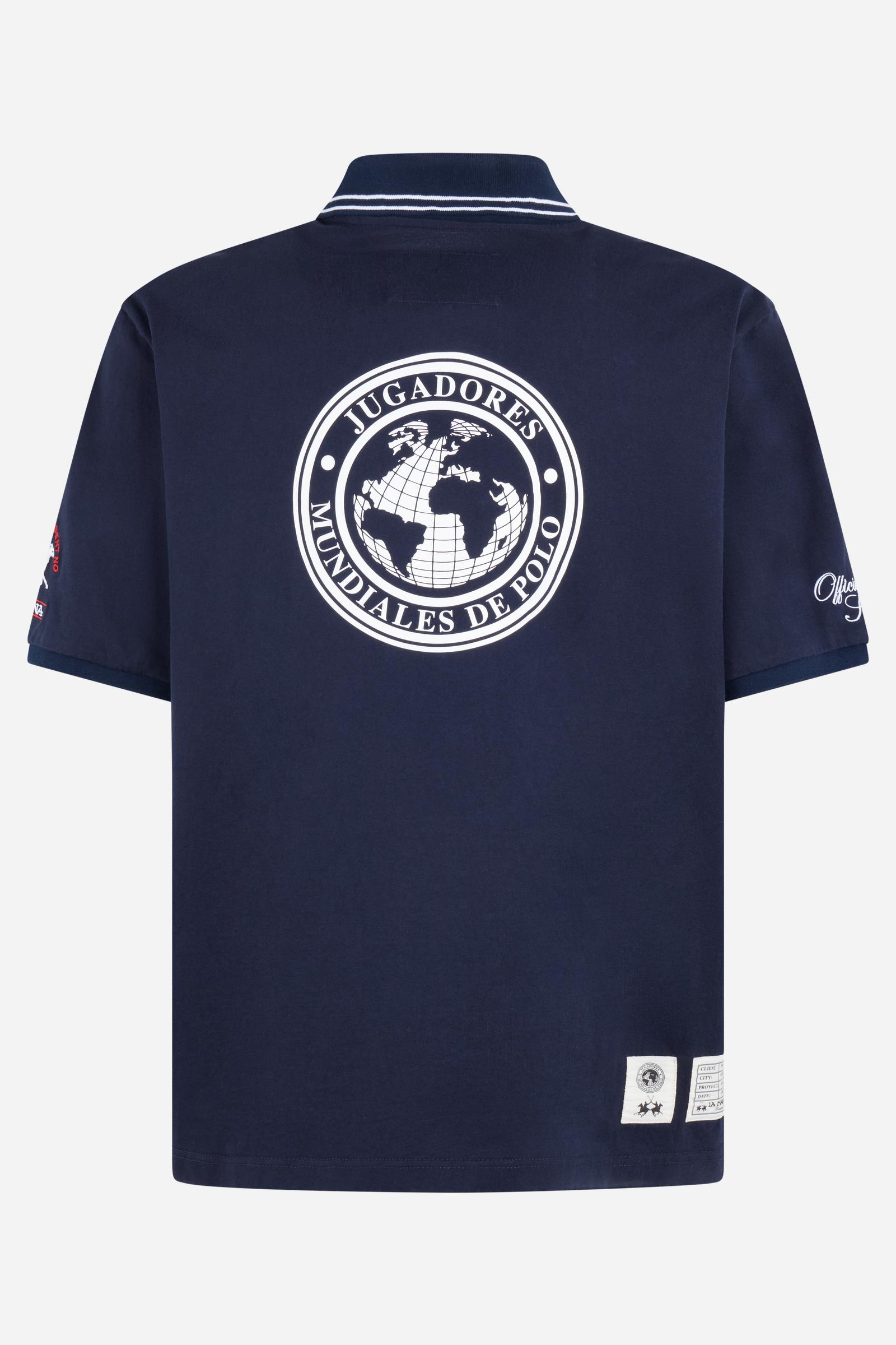 Numbered style with exclusive label, produced in only 100 pieces per style/colour. The label is positioned on the back, at the lower right, with the progressive number clearly visible. Short-sleeved polo shirt made from 100% cotton jersey. The contemporary-cut design features a modern, wide and relaxed silhouette, with a distinctly current streetwear touch. The collar is ribbed with contrast stripes, while the cuffs are ribbed tone-on-tone. The contrast number “1” on the chest, made from raw-edge finished f