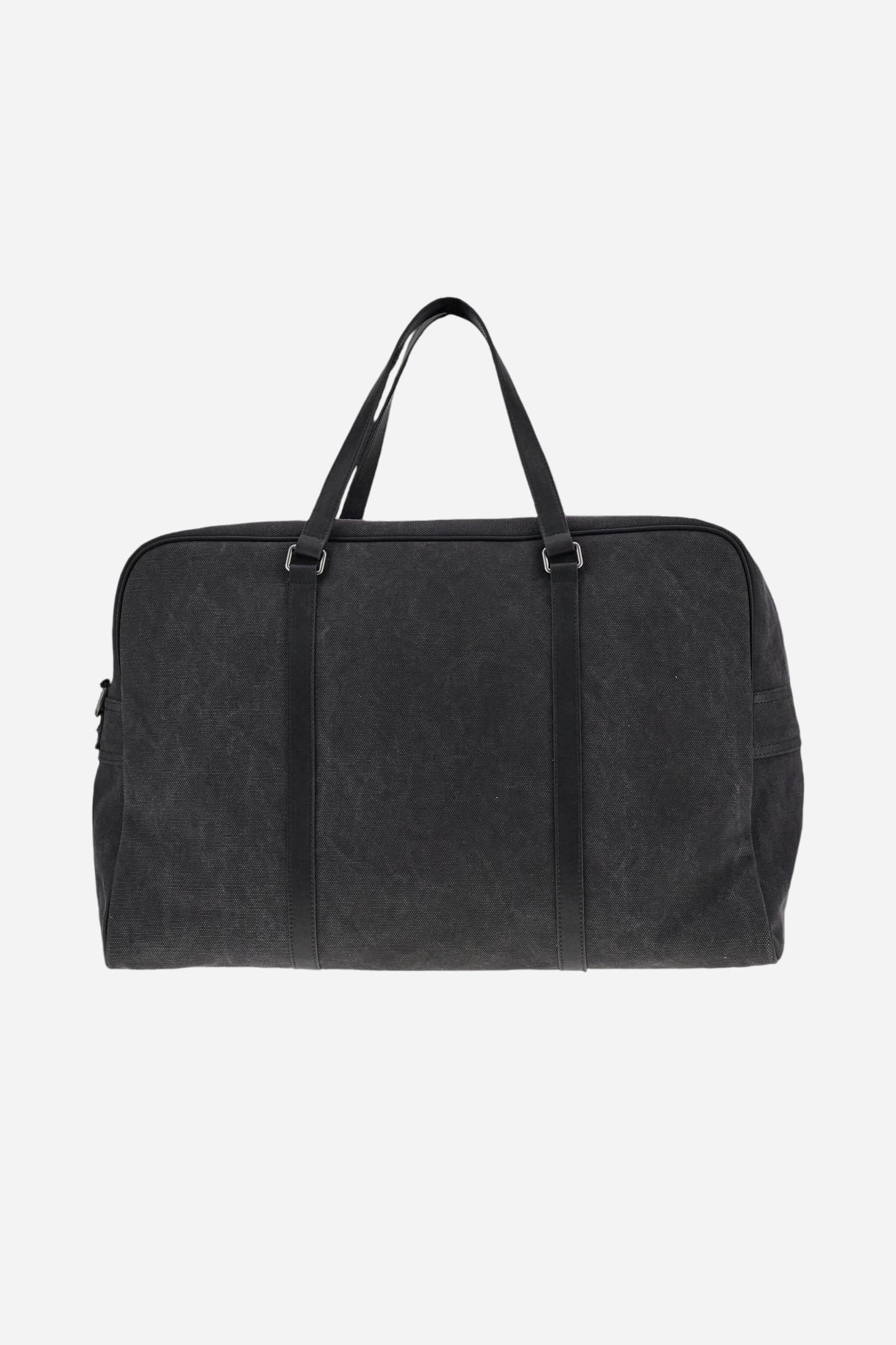 Travel bag in washed canvas and leather, roomy and functional, designed for practicality on trips. Secured with a zip and detachable shoulder strap, with large front pockets closed by metal buckles. The hot-stamped logo on the front leather tag completes the elegant design. Dimensions:46 x 33 x 22 - Black