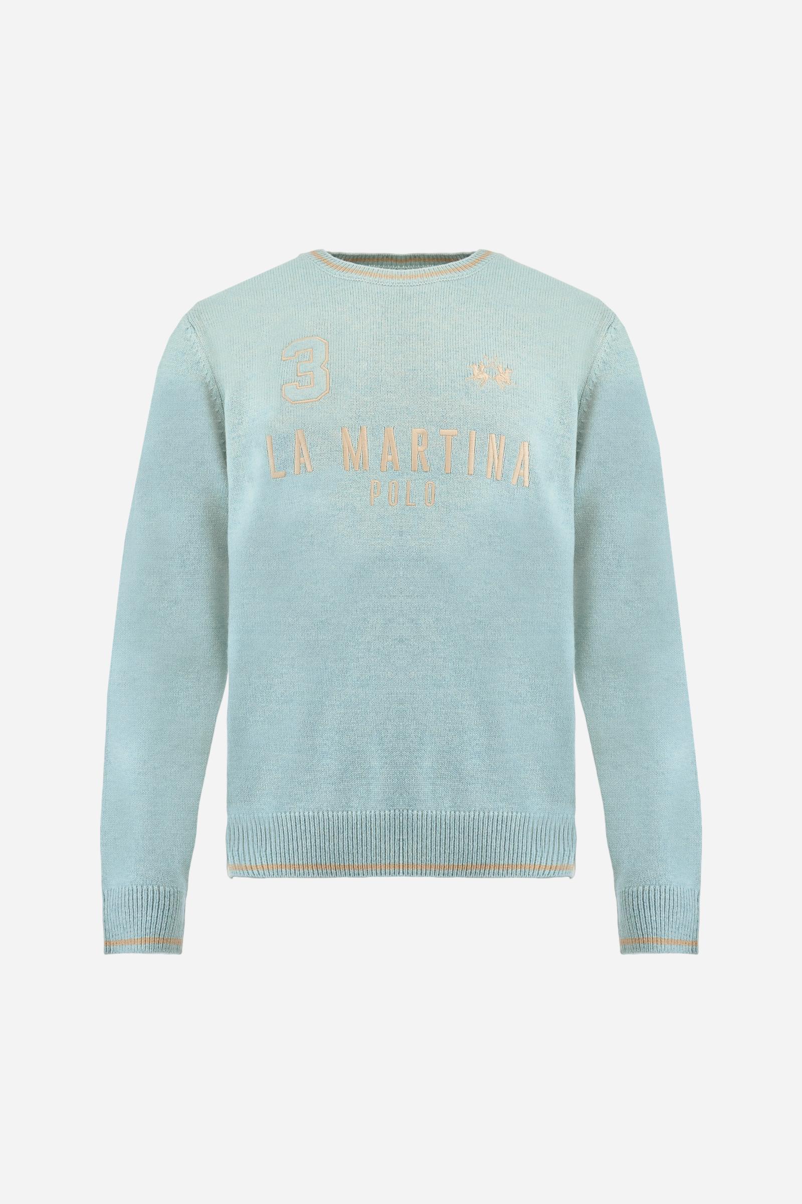 Crew-neck sweater with long sleeves in lambswool blend, soft and durable. Ribbed collar, cuffs, and hem with contrast stripe detail. Patch number and La Martina lettering embroidered in contrast, alongside the large logo placed centrally on the chest. Regular fit for a clean, timeless silhouette. Model wears size L. - Gray Mist
