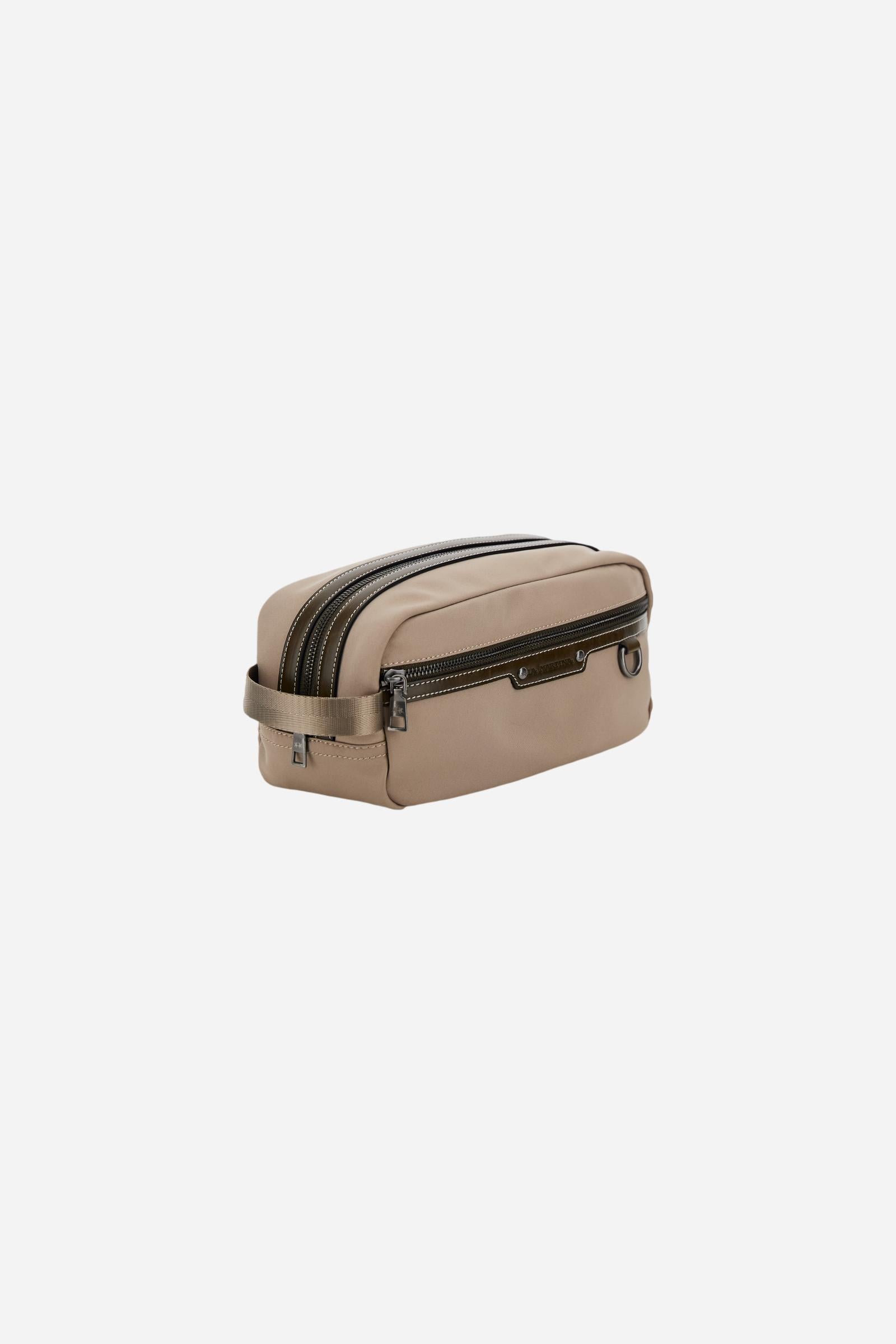 Travel case in matte technical canvas with eco-leather details, double zip compartment and maxi logo on the front. - Gaucho / Olive                                                                                                                                                                                                                                                                                                                                                                                             