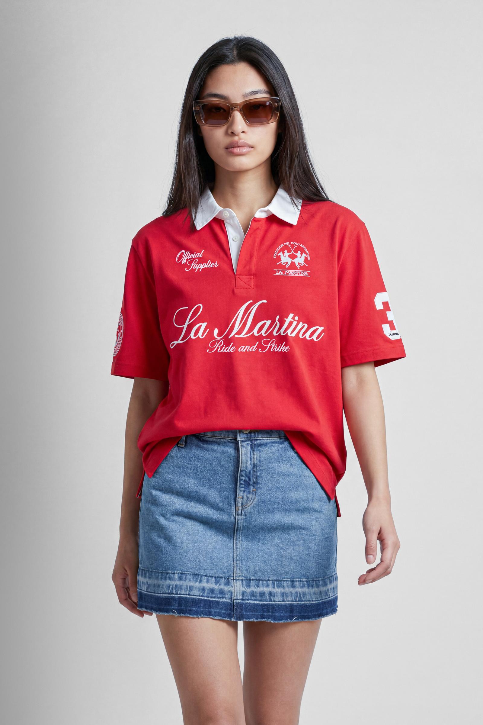 Numbered style with exclusive label, produced in only 100 pieces per style/colour. The label is positioned on the back, at the lower right, with the progressive number clearly visible. Short-sleeved polo shirt made from 100% cotton jersey. The contemporary-cut design features a modern, wide and relaxed silhouette, with a bold and contemporary streetwear attitude. The style is completed with a contrast twill collar and concealed front buttoning. The graphic has a strong visual impact, with lettering and the 