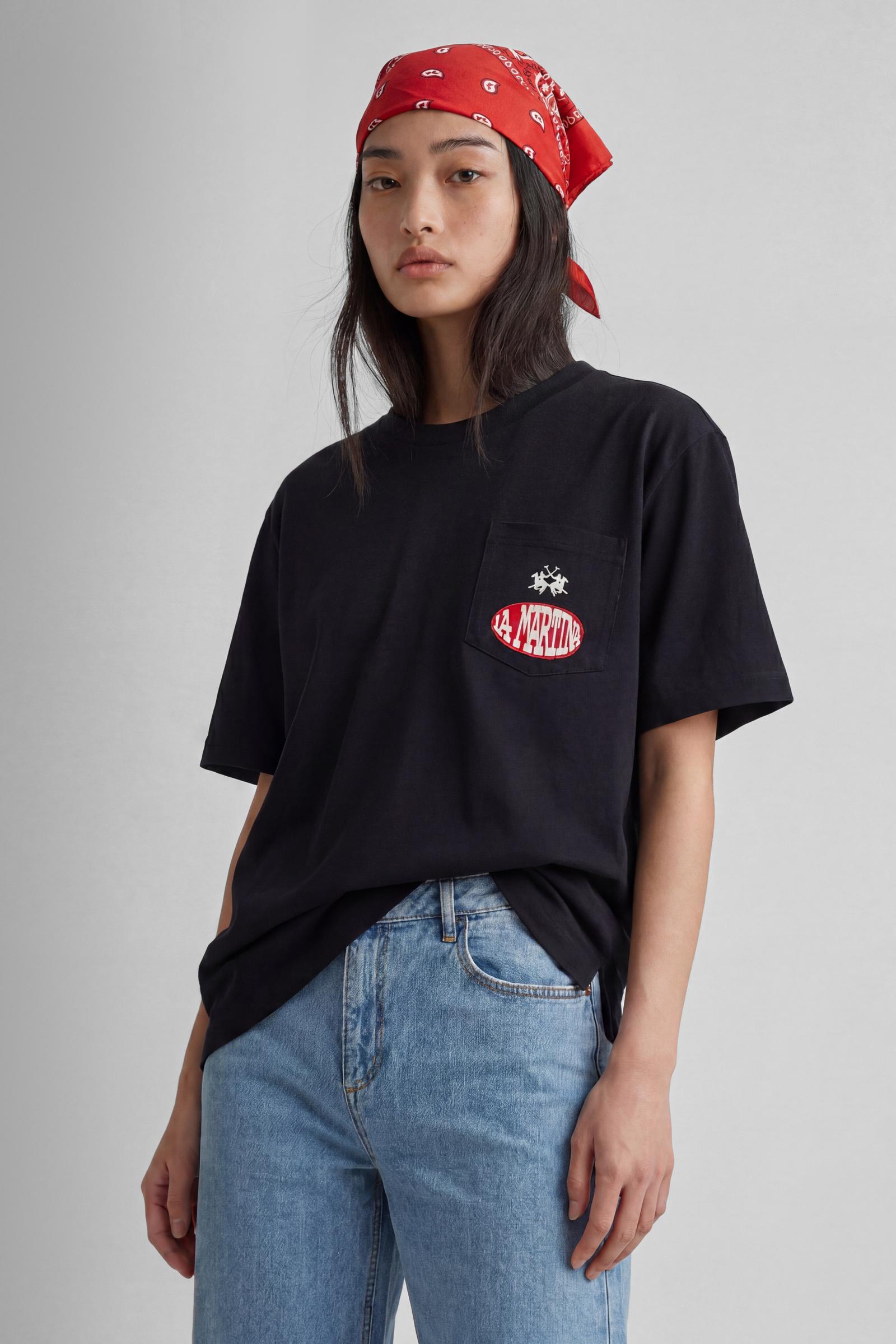 Numbered style with exclusive label, produced in only 100 pieces per style/colour. The label is positioned on the back, at the lower right, with the progressive number clearly visible. Short-sleeved T-shirt made from solid-colour 100% cotton jersey. The crew-neck design, with tone-on-tone ribbed collar, features a contemporary cut with a modern, wide and relaxed silhouette. The left side of the chest is enriched with a small pocket featuring the brand logo embroidered in contrast and an applied embroidered 