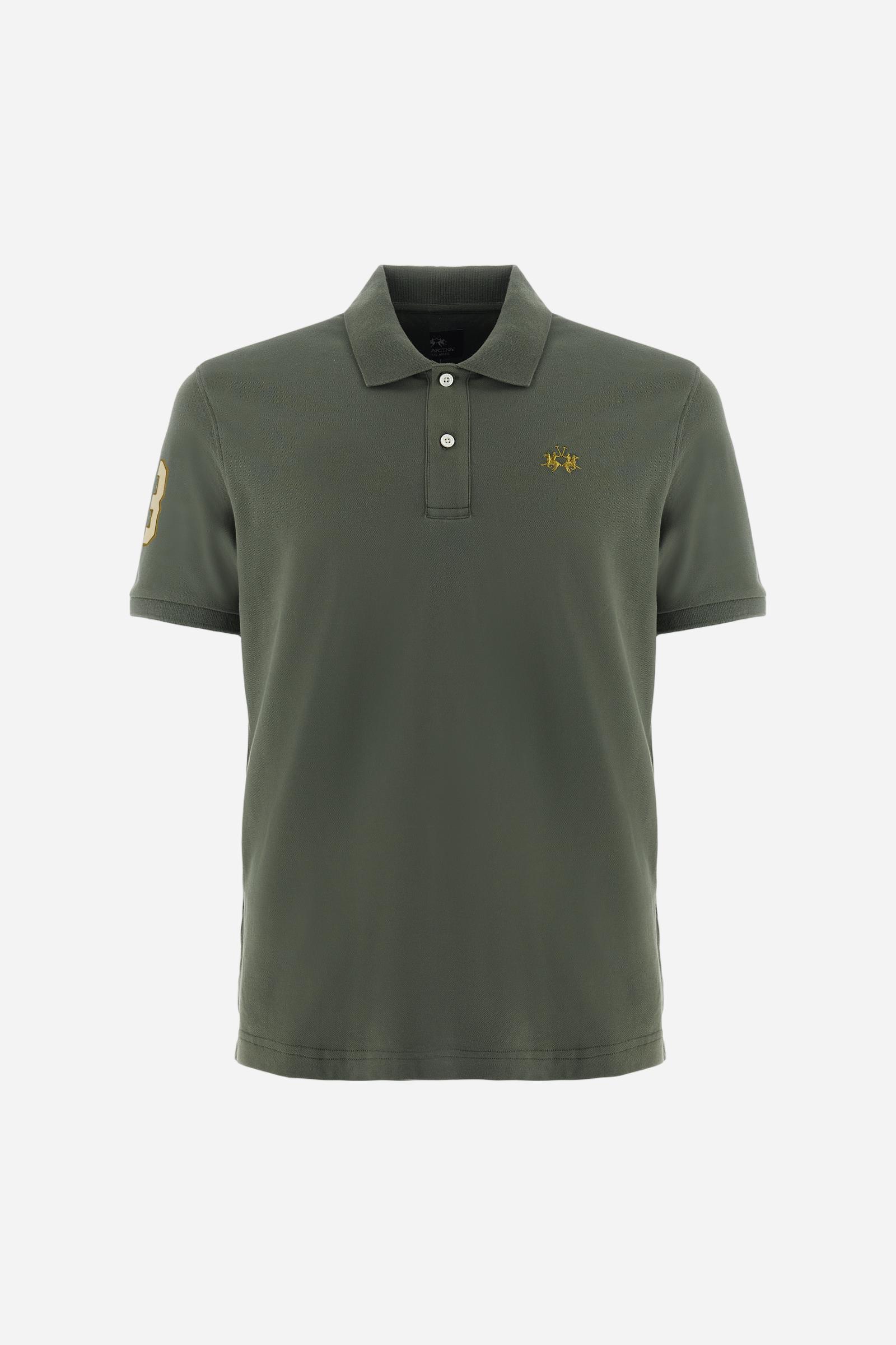 Men's plain short-sleeved polo shirt made from stretch piqué. Two-button fastening. The collar and cuffs are made from tone-on-tone ribbed fabric. A contrasting fabric patch depicting the number 3 is appliquéd on the right sleeve. The logo is embroidered on the left side of the chest in contrasting thread. Under the collar, there is a large contrasting print of the La Martina lettering. Regular fit. The model is wearing a size L. - Thyme