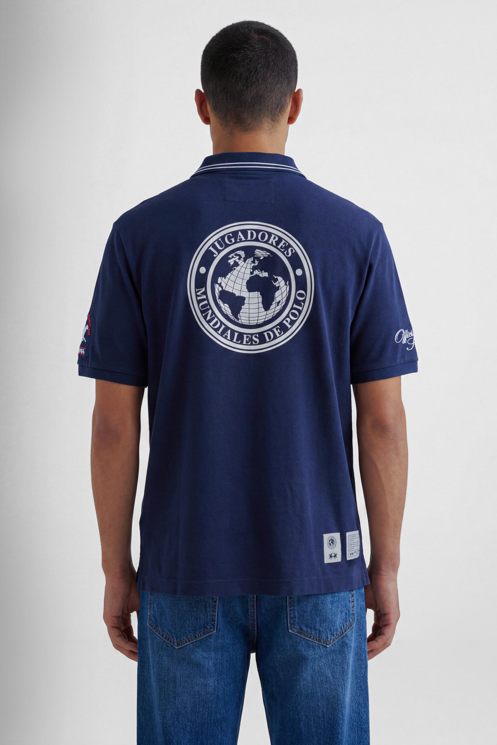 Numbered style with exclusive label, produced in only 100 pieces per style/colour. The label is positioned on the back, at the lower right, with the progressive number clearly visible. Short-sleeved polo shirt made from 100% cotton jersey. The contemporary-cut design features a modern, wide and relaxed silhouette, with a distinctly current streetwear touch. The collar is ribbed with contrast stripes, while the cuffs are ribbed tone-on-tone. The contrast number “1” on the chest, made from raw-edge finished f