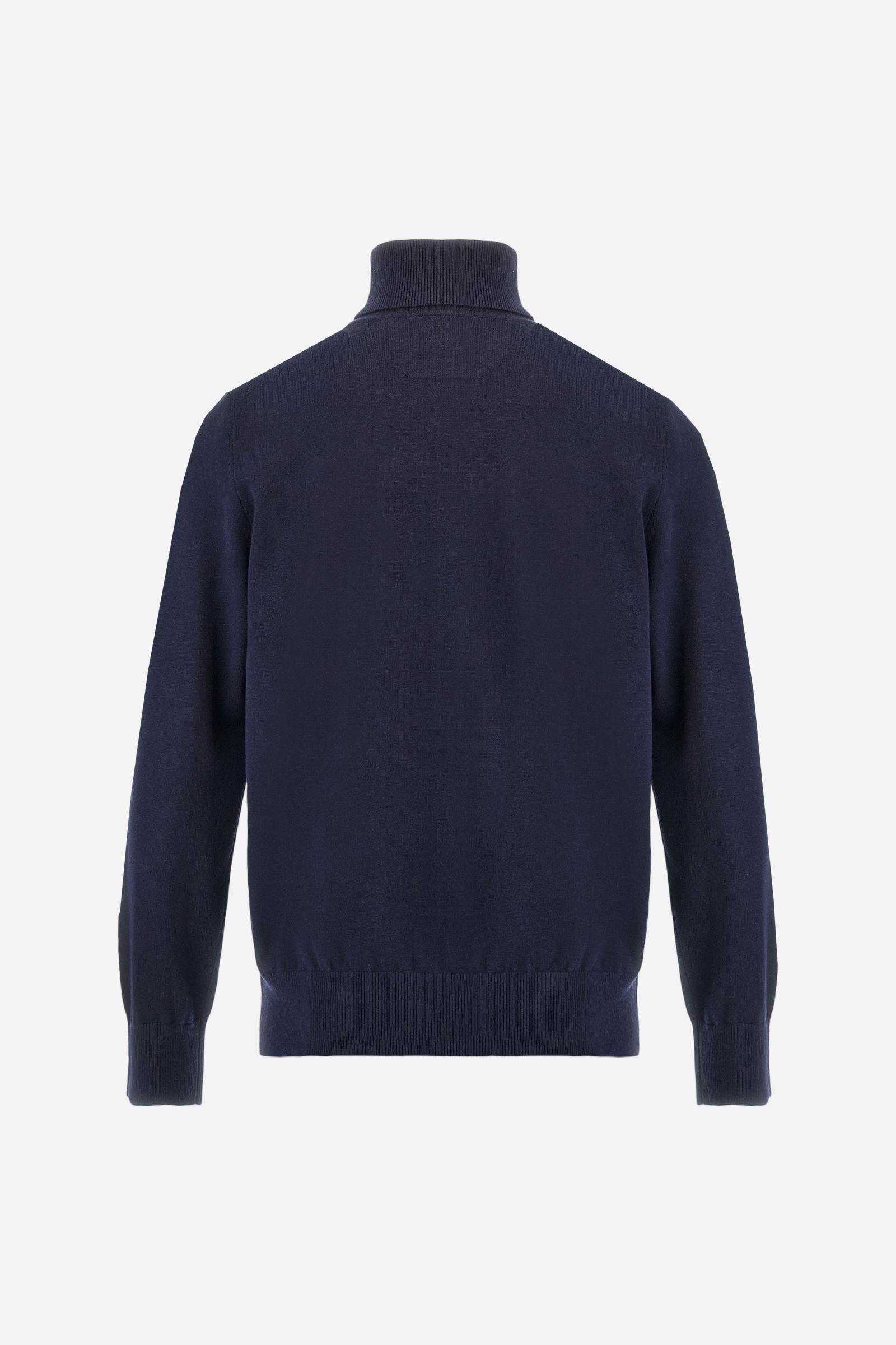 Men's long-sleeved solid colour jumper. This high-neck model is made in a soft-touch wool blend. The neck and cuffs are made in tone-on-tone ribbing. The logo is embroidered on the left of the chest in tone-on-tone thread. Regular fit. The model is wearing a size L - Navy