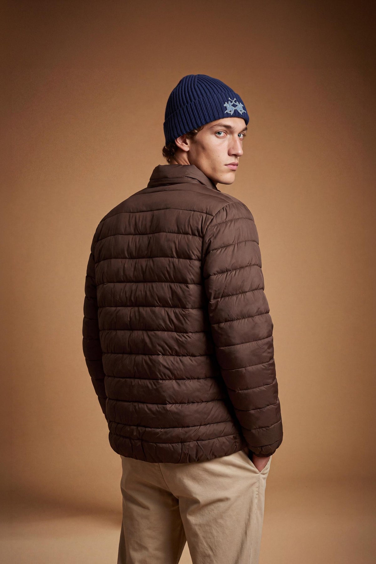 Short men's down jacket with quilted padding for warmth, nylon shell, zippered pockets, elastic cuffs, integrated hood, and a relaxed, comfortable fit. - Hot Fudge