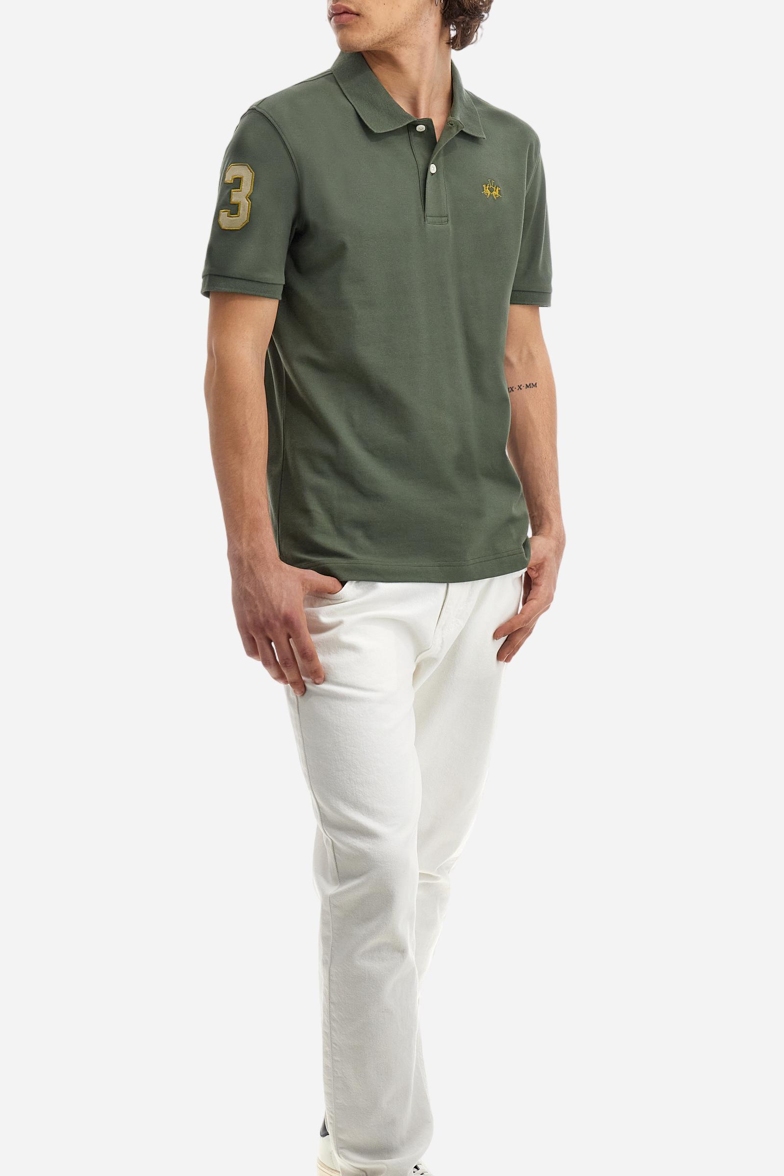 Men's plain short-sleeved polo shirt made from stretch piqué. Two-button fastening. The collar and cuffs are made from tone-on-tone ribbed fabric. A contrasting fabric patch depicting the number 3 is appliquéd on the right sleeve. The logo is embroidered on the left side of the chest in contrasting thread. Under the collar, there is a large contrasting print of the La Martina lettering. Regular fit. The model is wearing a size L. - Thyme