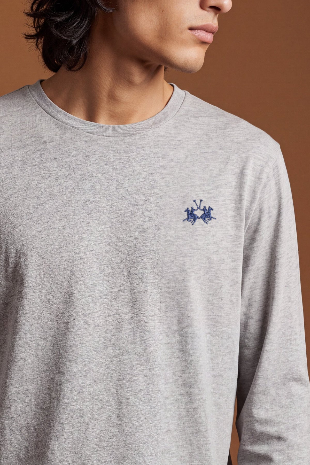 Men’s long-sleeve T-shirt in 100% cotton jersey with ribbed crew neck, regular fit, and subtle embroidered logo for all-day comfort and classic style. - Medium Heather Grey