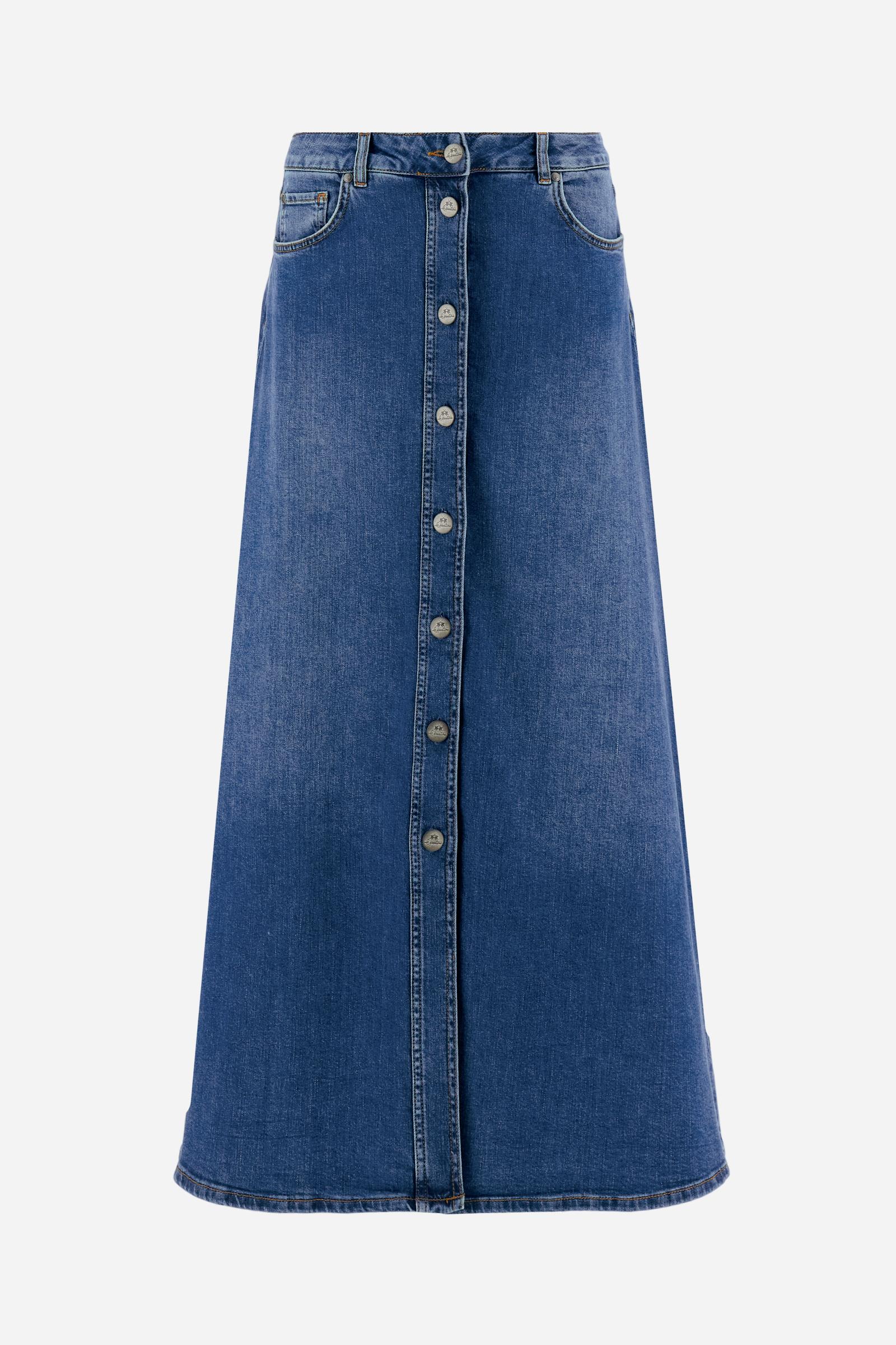 Women's long skirt in stretch cotton denim. 5-pocket model with front opening fastened by custom tack buttons.The logo features on the back of the eco-leather waistband applied to the right of the waist. The flared fit creates a feminine, fluid look. The model is wearing a size 2 - Medium Indigo Denim
