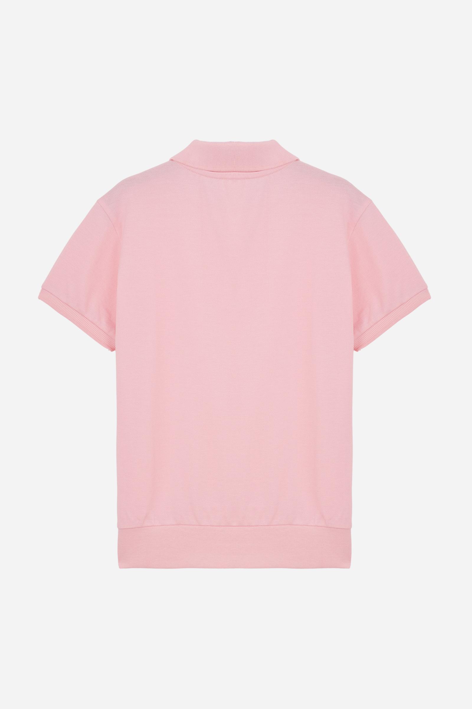 Short-sleeved polo shirt for girls made from soft 100% cotton piqué in a solid colour. The style features a regular fit, hip length and shirt collar in the same fabric with a buttonless V-neck. The contrast maxi front print, featuring the brand logo, gives the garment strong visual impact and a sporty, feminine style. - FairTale