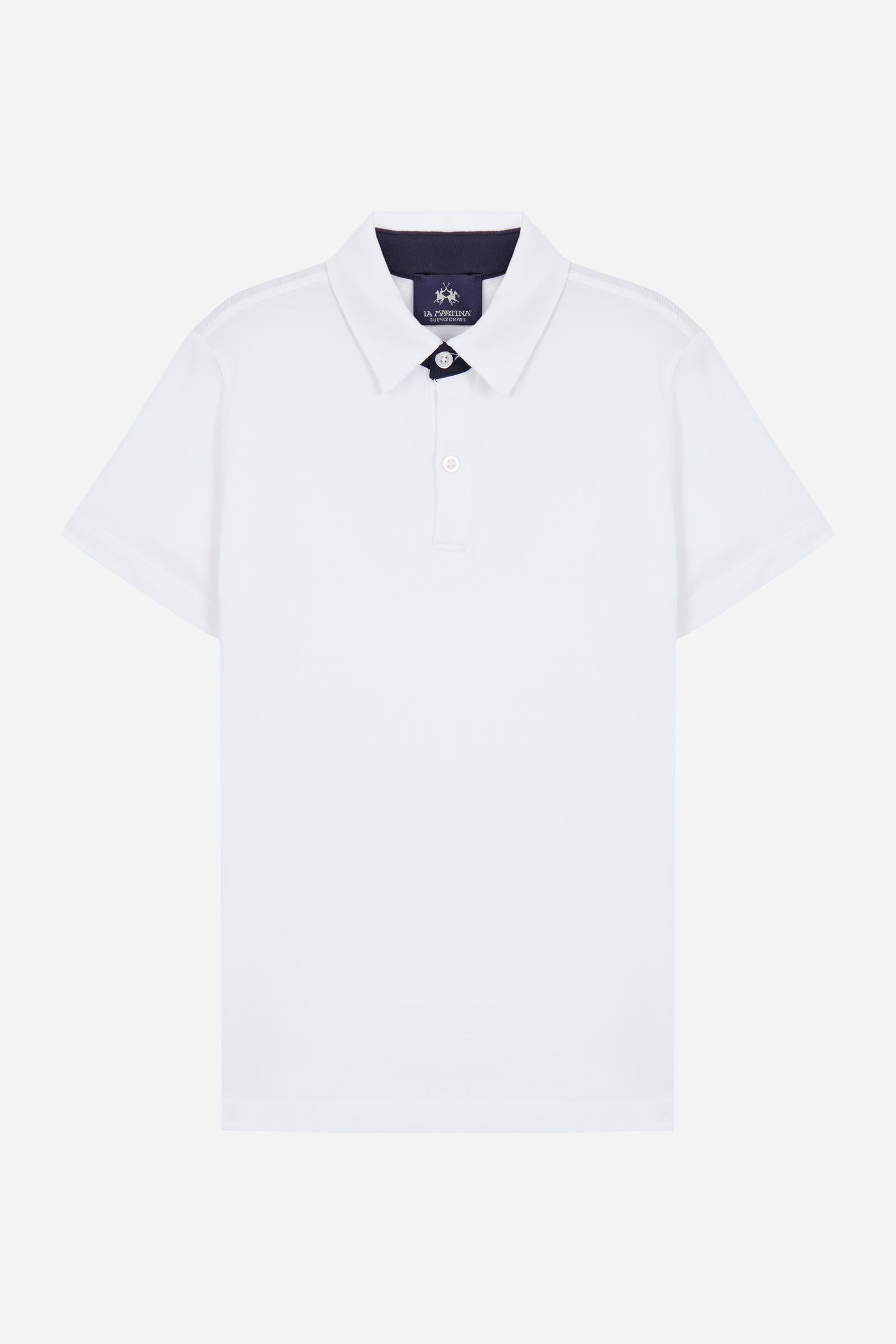 Short-sleeved polo shirt for boys made from soft 100% cotton piqué in a solid colour. The classic style features a regular fit, piqué collar and two-button front closure. The contrast inner collar detail and the multicolour logo embroidered on the chest enrich the garment. The detail under the collar completes the design with a distinctive touch. - Optic White