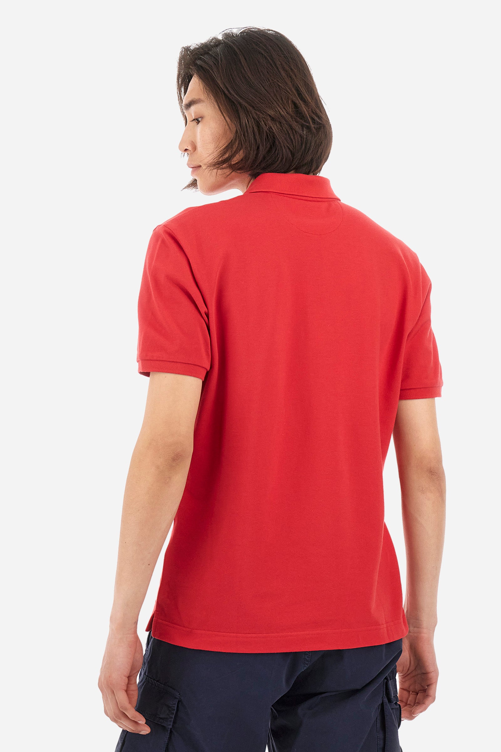 Men's plain-coloured, short-sleeved, regular-fit cotton polo shirt. Contrasting La Martina logo sewn onto the chest. This versatile garment goes perfectly with a pair of jeans from the collection. - Barbados Cherry