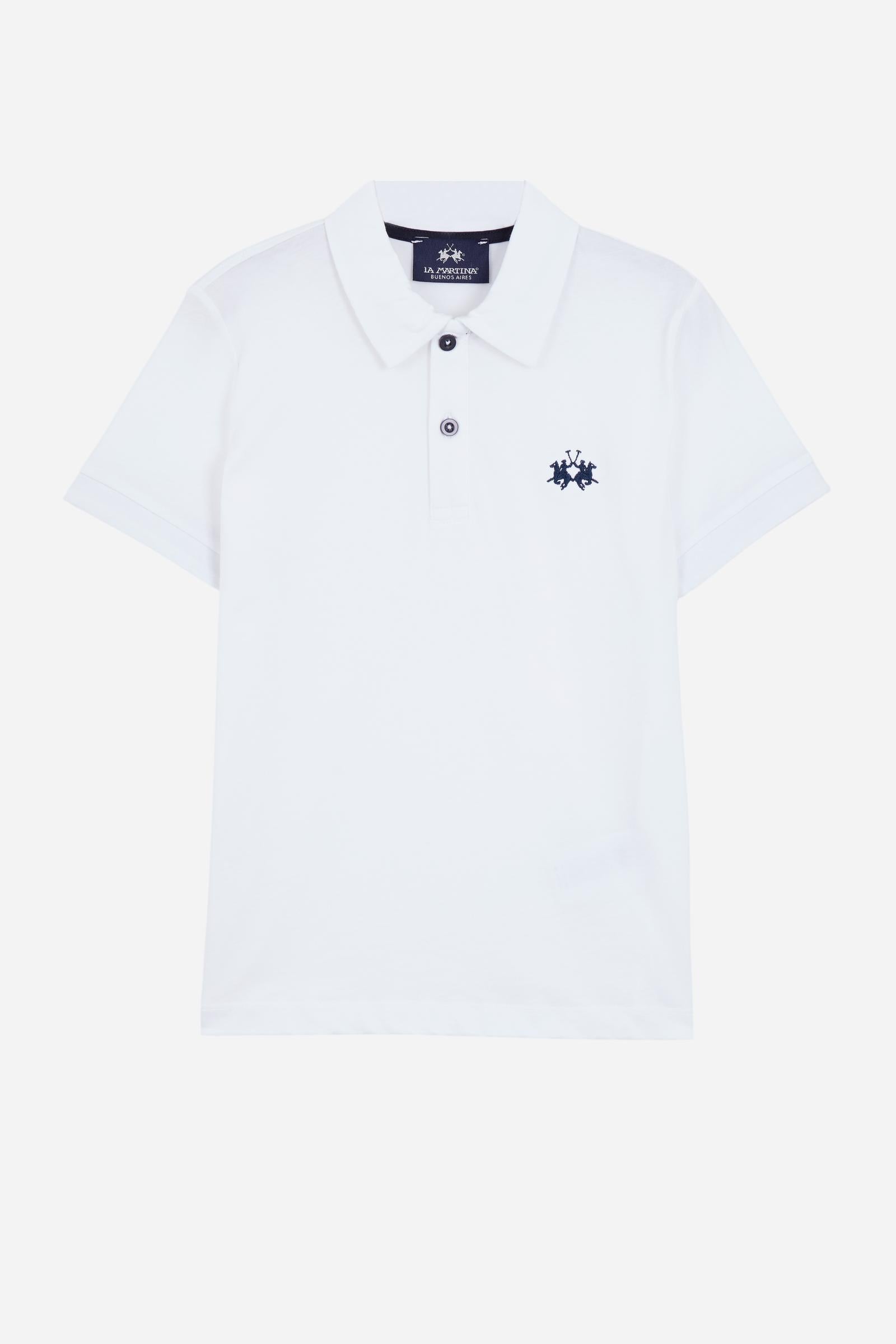 Short-sleeved polo shirt for boys made from 100% cotton jersey in a solid colour. The style features a regular fit, two-button front opening and shirt collar in the same fabric. The contrast inner collar tape recalls the small brand logo embroidered on the chest, adding a distinctive detail to an essential and versatile garment. - Optic White