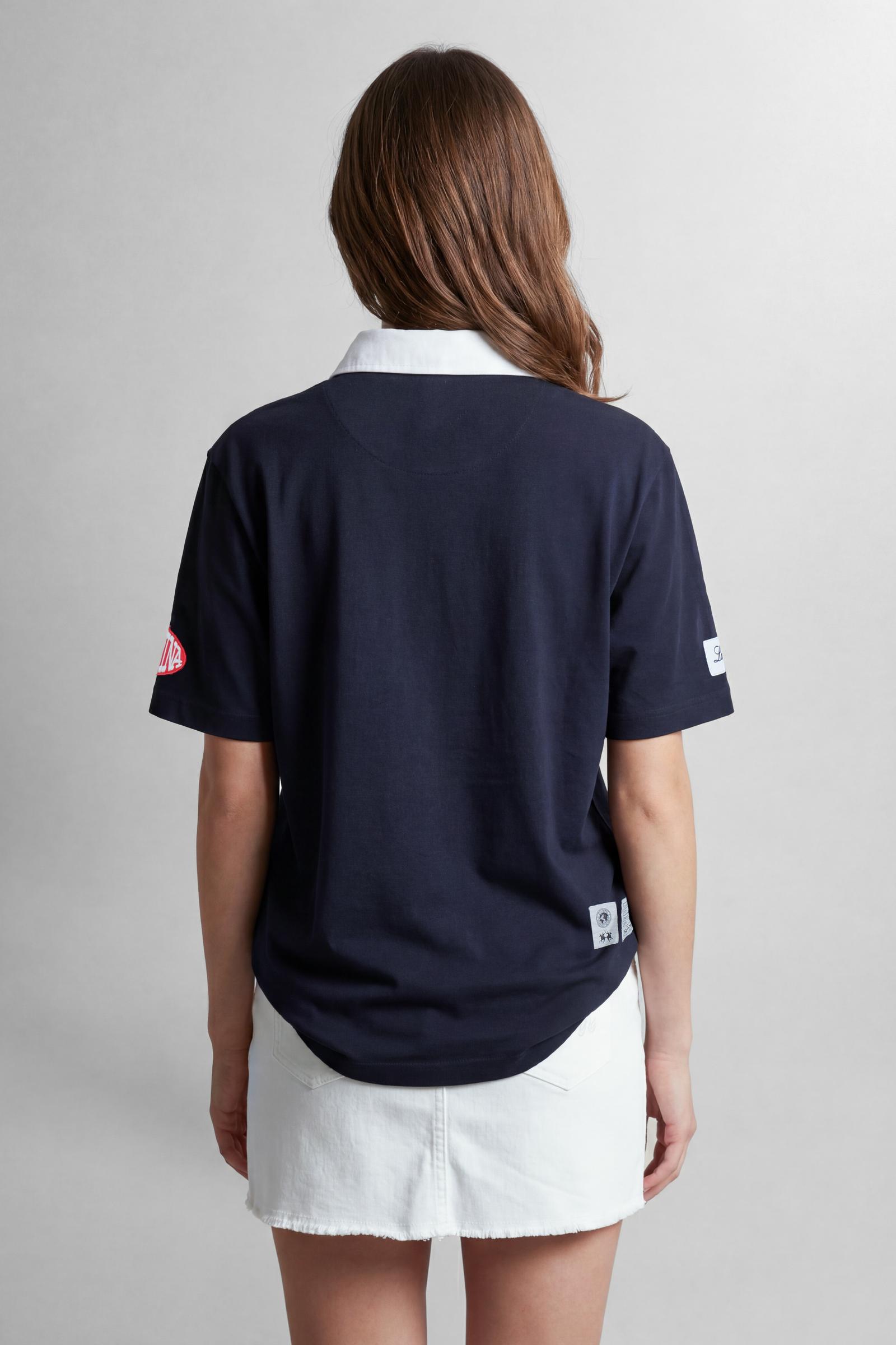 Numbered style with exclusive label, produced in only 100 pieces per style/colour. The label is positioned on the back, at the lower right, with the progressive number clearly visible. Short-sleeved polo shirt made from solid-colour 100% cotton jersey. The contemporary-cut design features a modern, wide and relaxed silhouette, with a current streetwear aesthetic. The style is completed with a contrast twill collar and concealed front buttoning. The vintage-inspired front graphic features a wide contrast fab
