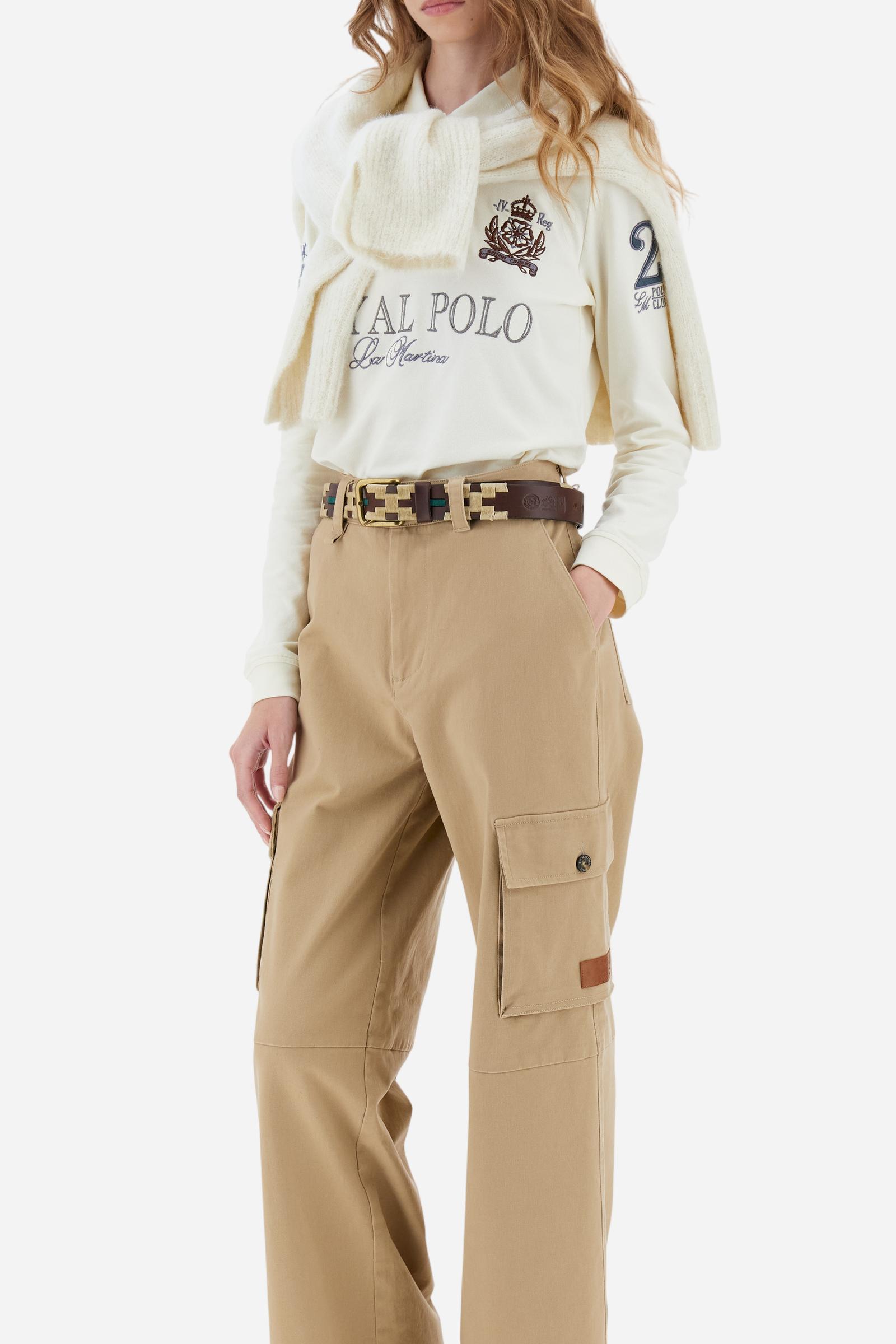 Women’s long cargo trousers in stretch cotton twill with front zip and internal hook closure. Side slash pockets and large applied thigh pockets with flap and personalised horn-effect buttons, also repeated on the back as a detail. Logo on faux leather label applied to the left thigh pocket. Relaxed fit with wide, straight leg. The model wears size 2. - Travertine