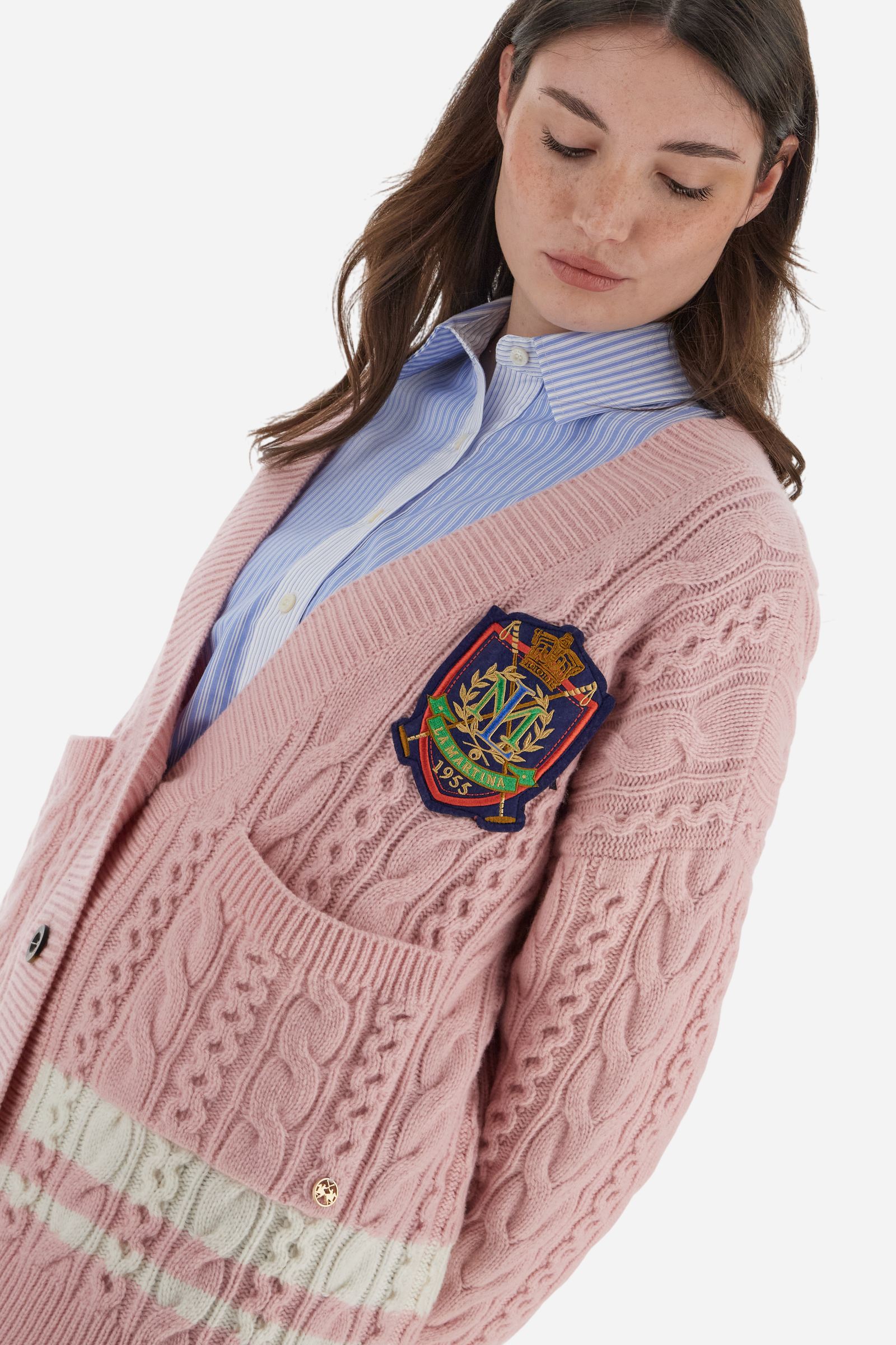 Women’s long cardigan with long sleeves in high-quality solid-colour lambswool with cable-knit details enhancing the classic design. Deep neckline, closure with personalised horn-effect buttons, colourful patch on the chest and embroidered lettering on the back inspired by polo. Oversized fit with dropped shoulders for a modern, relaxed look. The model wears size 2. - Parfait Pink