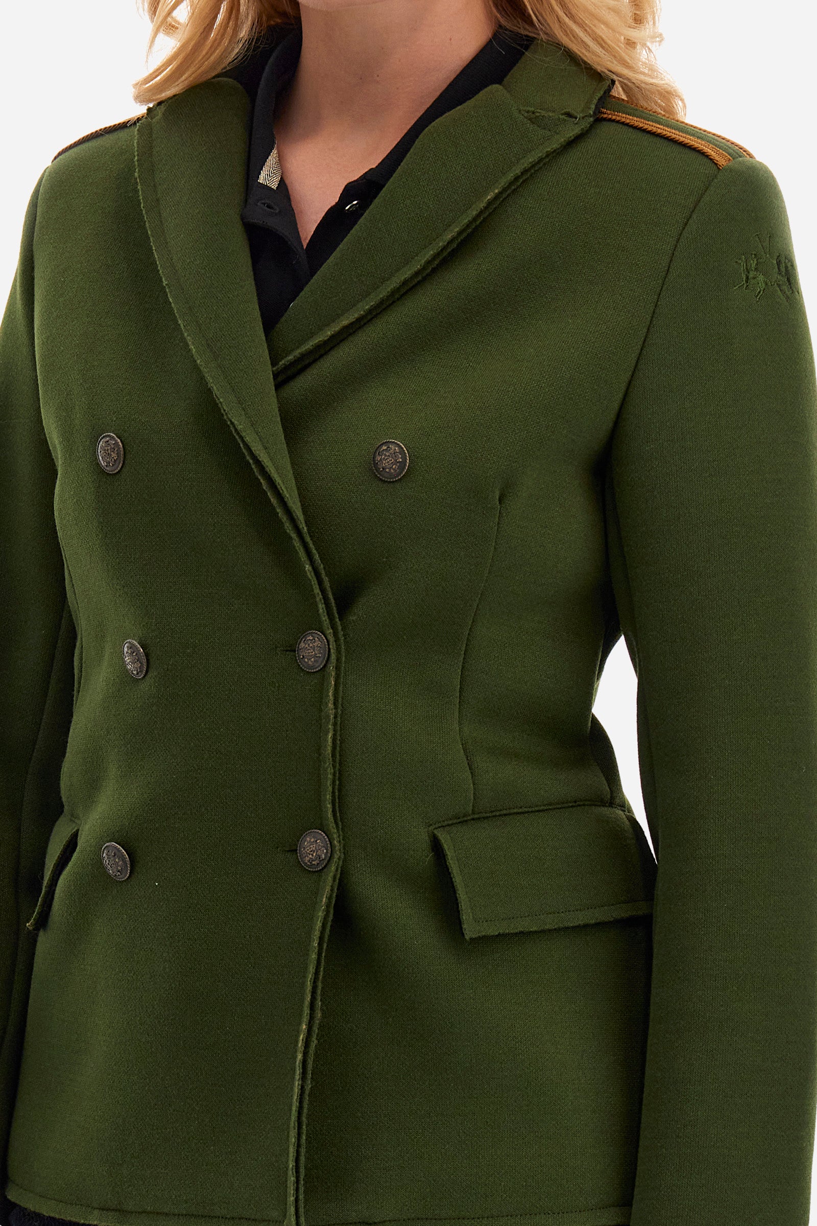 This double-breasted viscose jacket for women is perfect for any occasion. With its long sleeves and double pocket, comfort is guaranteed. The sleeves are filled with fluffy feathers to keep you warm in the cold winter. The solid colour and the regular fit of the Guards line give an elegant and refined look, without compromising on practicality. A versatile jacket that is essential in every woman's wardrobe. The model is 174 cm tall and wears a size 2. - Ivy Green