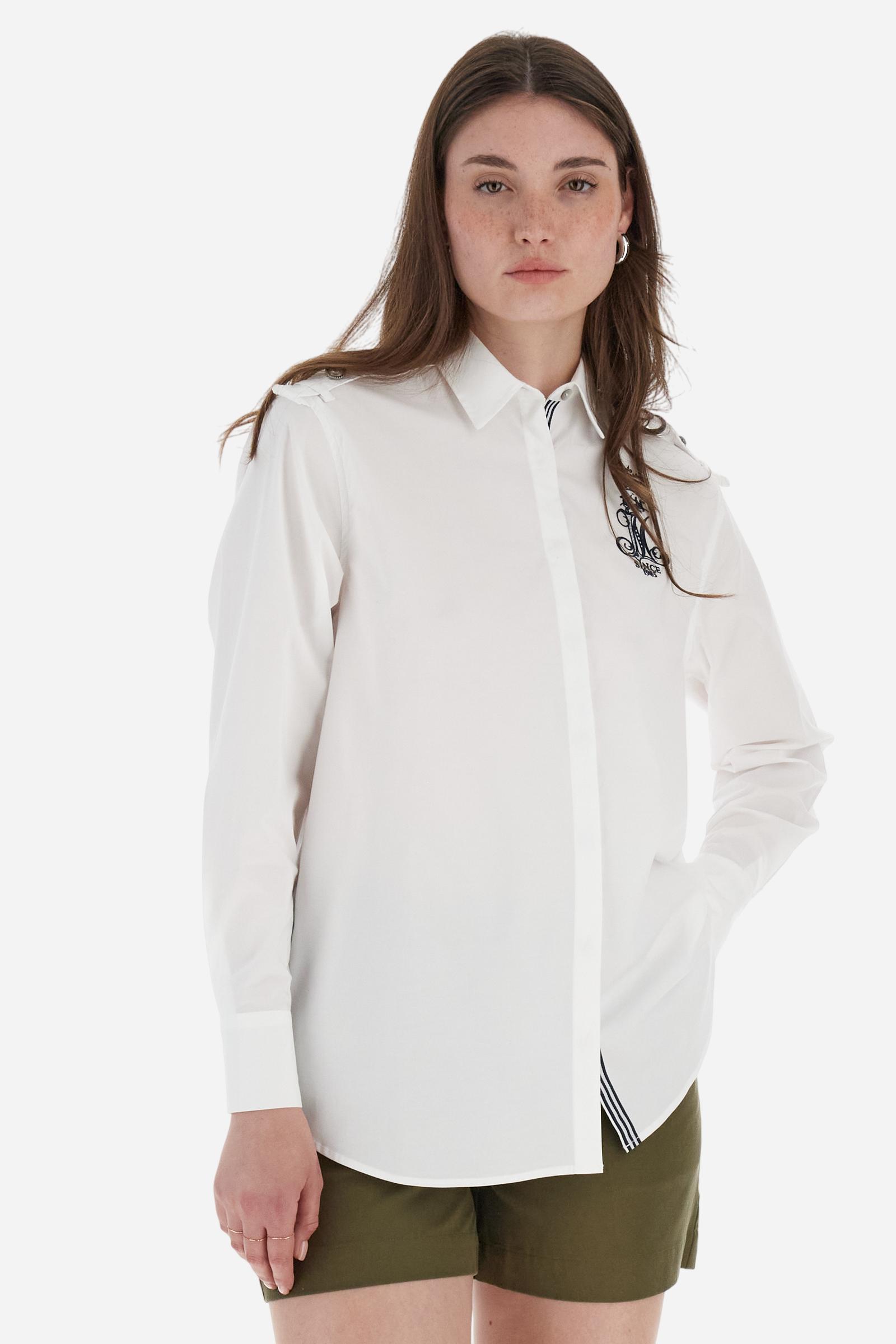 Women's shirt with single-colour sleeves, made of cotton poplin. French collar and covered buttons on the front. On the shoulders, as a motif detail, there is braiding that fastens with a loop and a large decorative button.	 On the left chest, the graphic with the large stylised LM and the crown logo is embroidered with contrasting coloured thread. Regular fit. The model is wearing a size 2. - Optic White