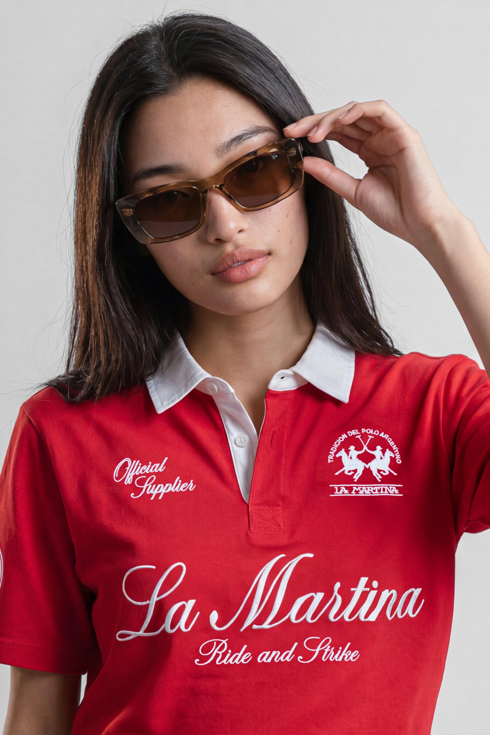 Numbered style with exclusive label, produced in only 100 pieces per style/colour. The label is positioned on the back, at the lower right, with the progressive number clearly visible. Short-sleeved polo shirt made from 100% cotton jersey. The contemporary-cut design features a modern, wide and relaxed silhouette, with a bold and contemporary streetwear attitude. The style is completed with a contrast twill collar and concealed front buttoning. The graphic has a strong visual impact, with lettering and the 