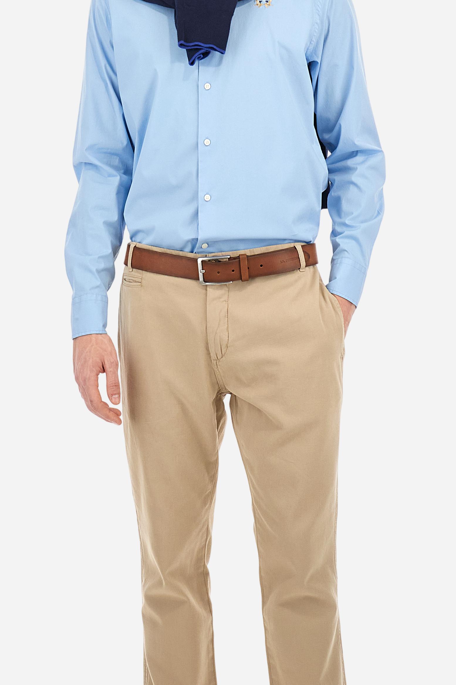 Men's single-colour long-sleeved shirt, made from 100% cotton poplin. Spread collar. The tricolour logo embroidery is on the chest, left side. The fit is slim. The model is wearing a size L. - Blue Bell