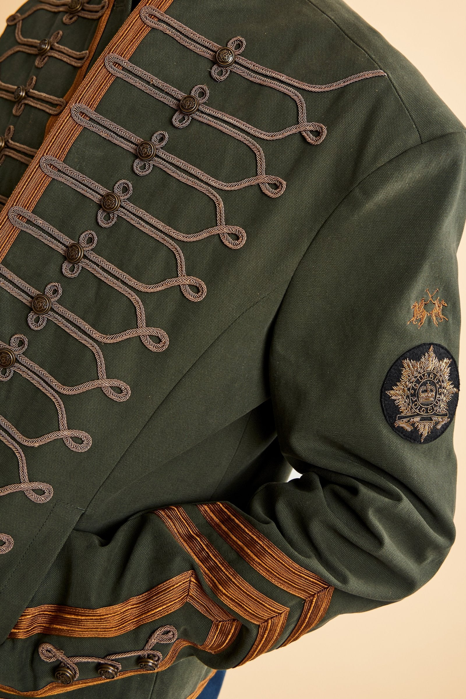 Men’s long-sleeve cotton canvas jacket inspired by military uniforms. Decorative braids and gold detailing enrich this iconic piece from the Guards capsule. - Burnt Olive