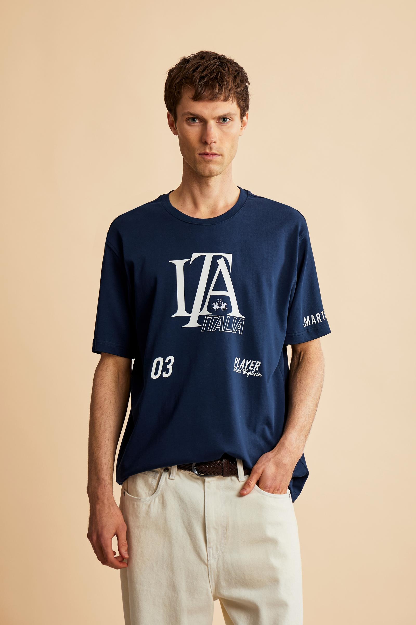 Men’s short-sleeve cotton jersey T-shirt with a contemporary, clean design. Contemporary fit and bold blue graphics inspired by the “Player” theme. - Navy