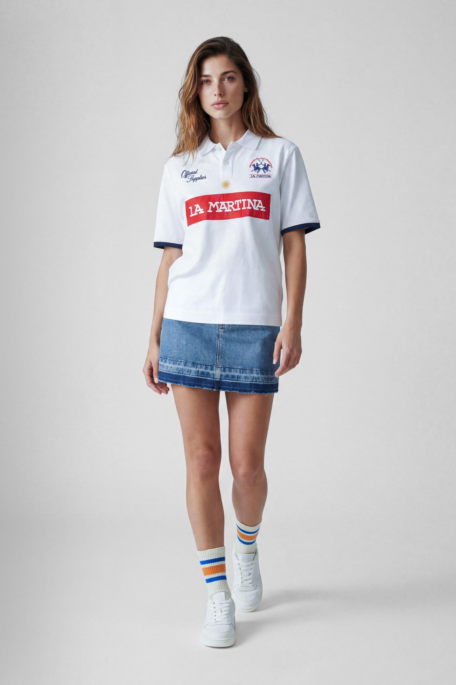 Numbered style with exclusive label, produced in only 100 pieces per style/colour. The label is positioned on the back, at the lower right, with the progressive number clearly visible. Short-sleeved polo shirt made from solid-colour 100% cotton jersey. The contemporary-cut design features a modern, wide and relaxed silhouette, with a current streetwear aesthetic. The style is completed with a tone-on-tone ribbed collar and contrast ribbed cuffs. The front fastening has two buttons. The front graphic is bold