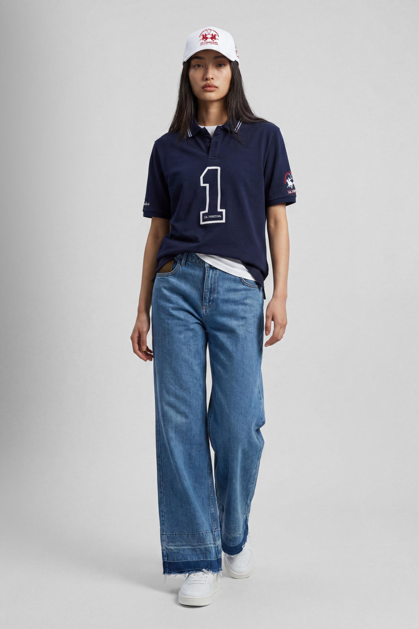 Numbered style with exclusive label, produced in only 100 pieces per style/colour. The label is positioned on the back, at the lower right, with the progressive number clearly visible. Short-sleeved polo shirt made from 100% cotton jersey. The contemporary-cut design features a modern, wide and relaxed silhouette, with a distinctly current streetwear touch. The collar is ribbed with contrast stripes, while the cuffs are ribbed tone-on-tone. The contrast number “1” on the chest, made from raw-edge finished f