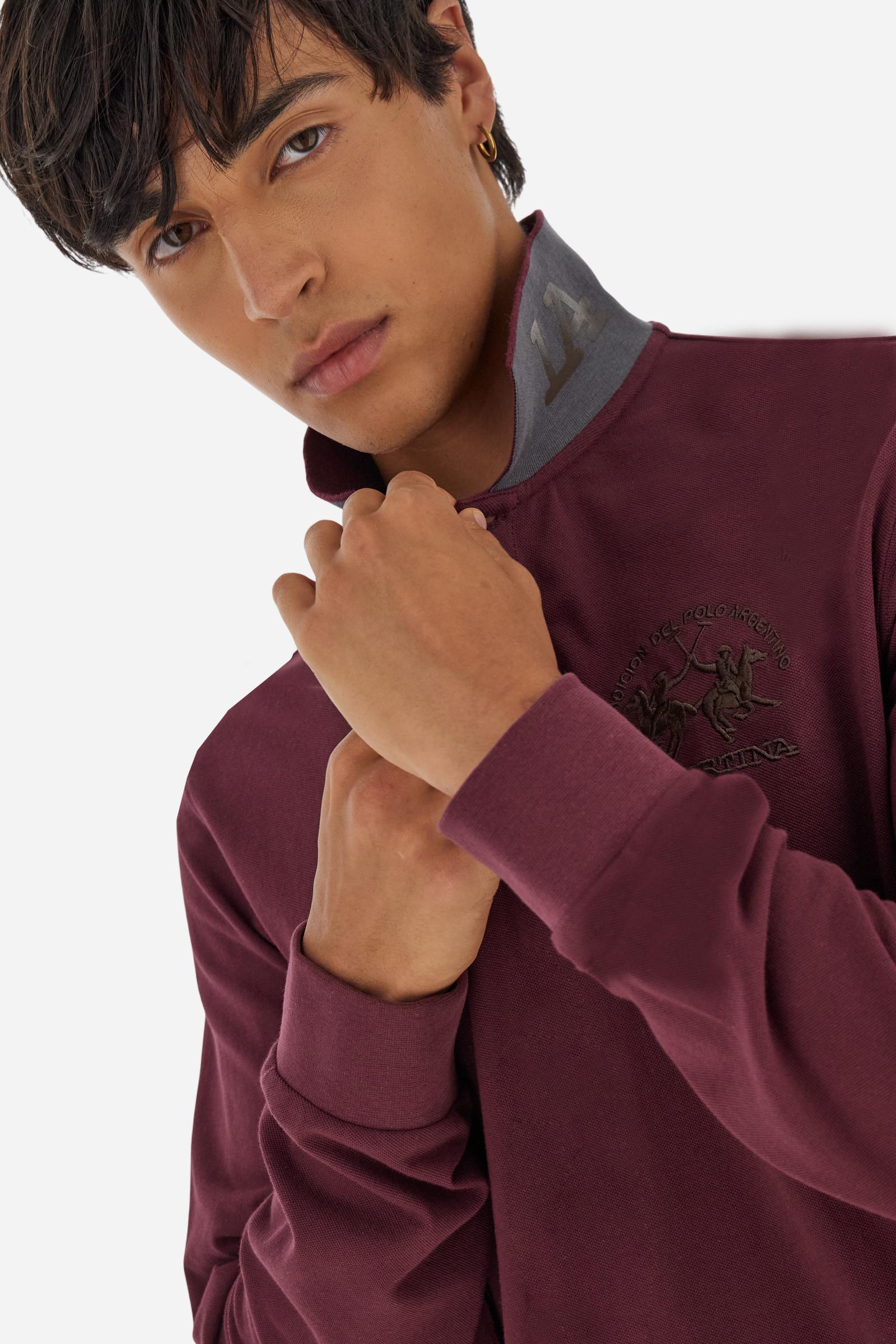 Men's long-sleeved solid colour polo shirt. Made of high-quality stretch Piqué. The collar and cuffs are in solid colour ribbing. The undercollar features a print of the iconic La Martina lettering in a contrasting colour. Featuring a logo embroidered on the chest in a contrasting colour. On the back at the bottom, the guarantee label typical of the brand's iconic models is applied. Regular fit. The model is wearing a size L. - Port Royale