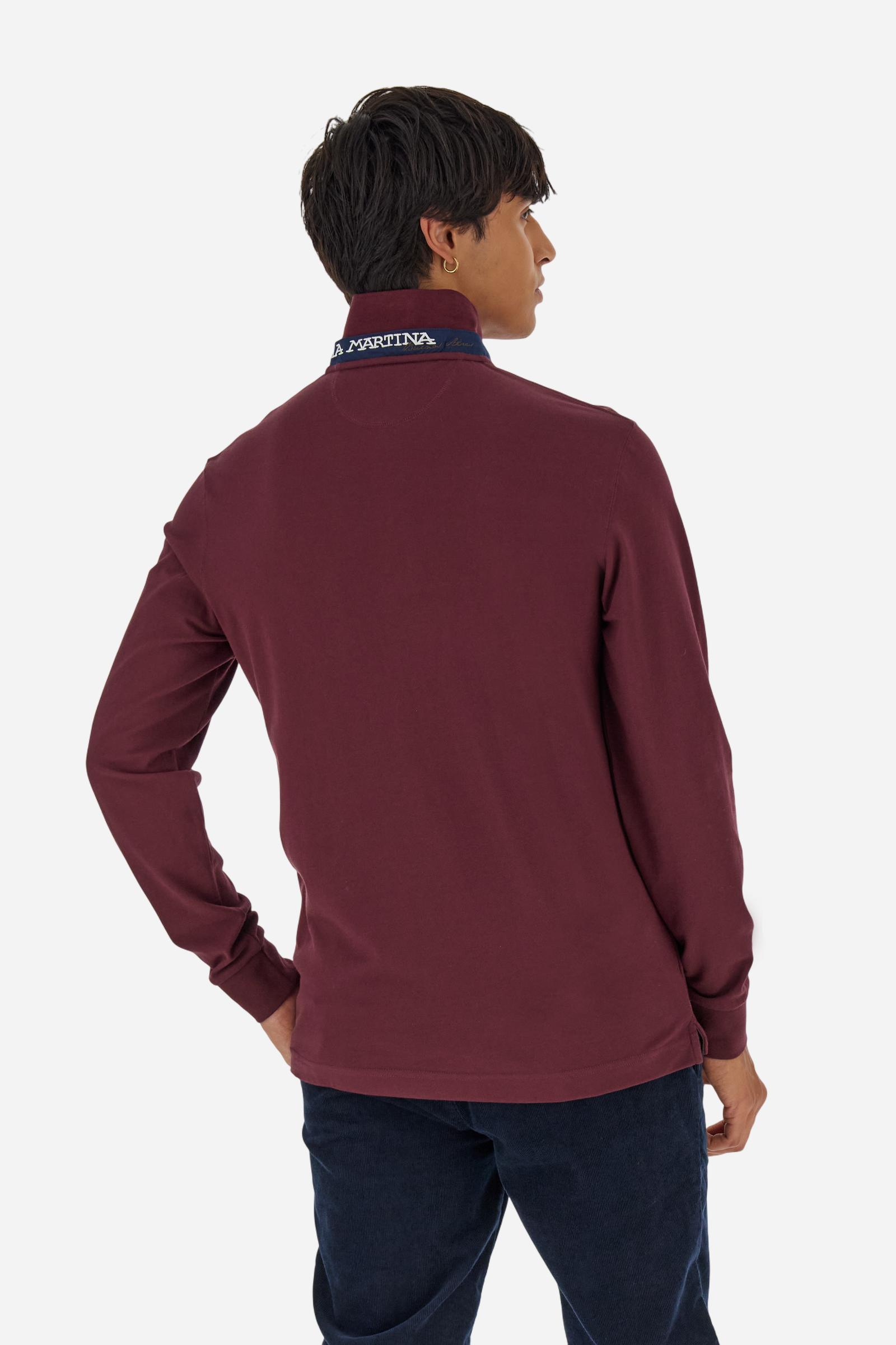 Men’s long-sleeve polo in high-quality stretch cotton piqué for comfort and flexibility. Tone-on-tone ribbed collar with contrast gabardine undercollar embroidered with the brand’s iconic lettering, revealed when the collar is lifted. Contrast embroidered logo on the chest. Slim fit, offering a modern silhouette that enhances the body while ensuring freedom of movement. Model wears size L. - Port Royale