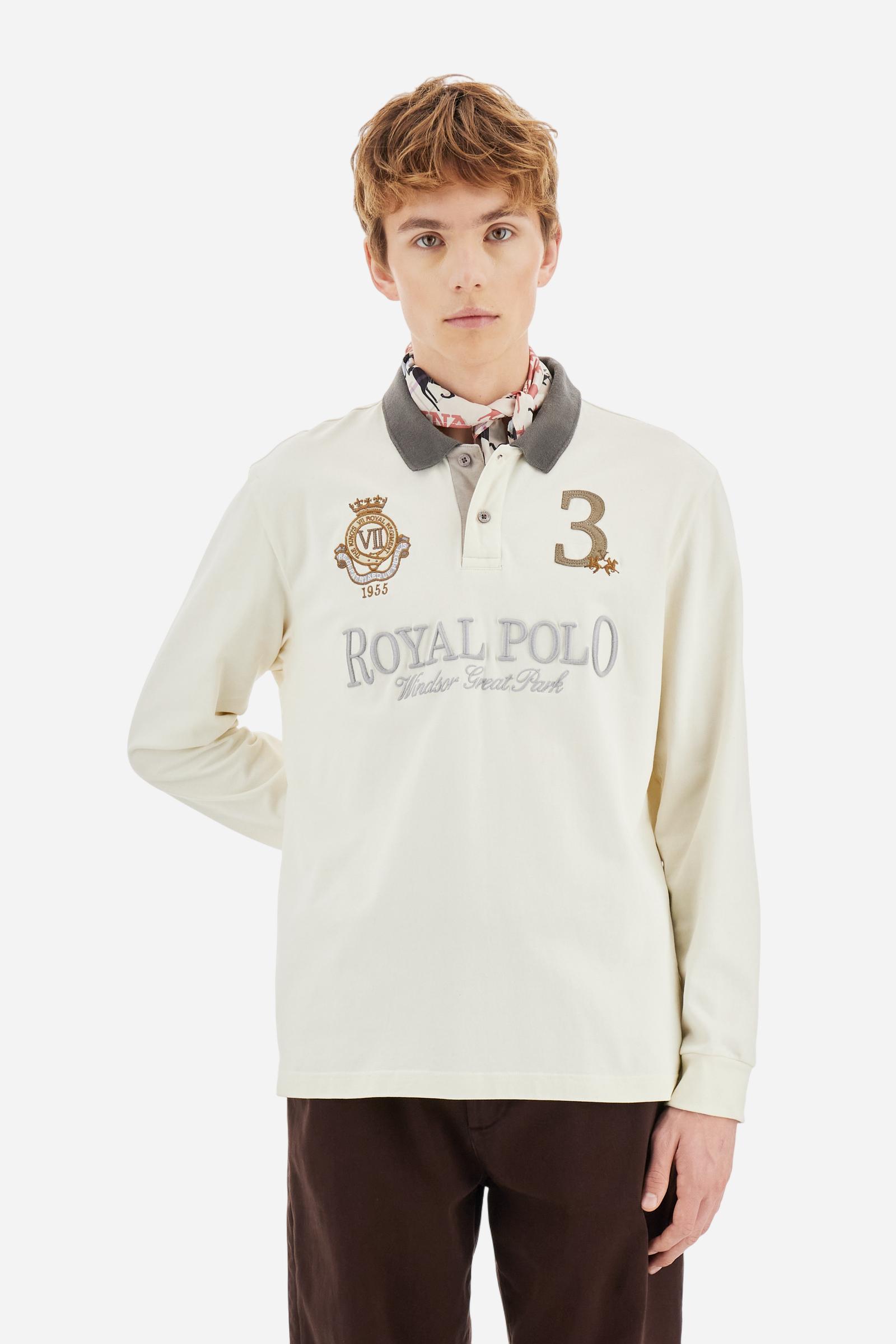 Men's long-sleeved solid colour, cotton jersey polo shirt. Two-button opening with contrasting details. Solid colour ribbed collar and cuffs. The chest features embroidered crests and lettering inspired by British royal heritage. The number 3 features on a patch with a fringed edge. The small brand logo is embroidered next to the number in contrasting colour. Regular fit. The model is wearing a size L. - Pristine