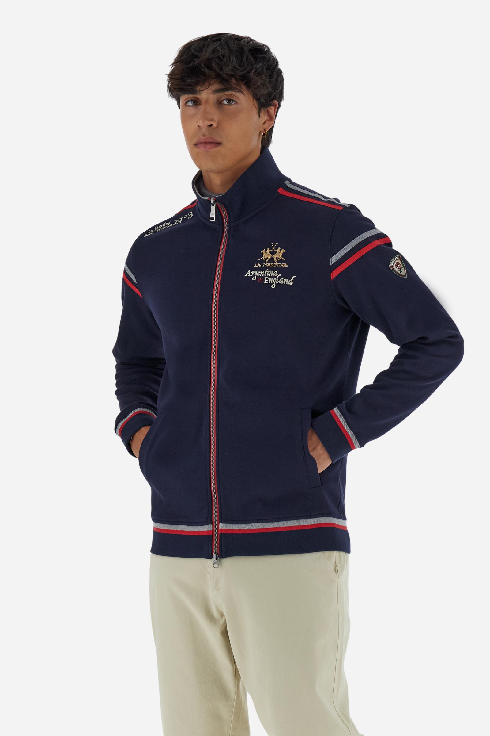 Men's long-sleeved, full-zip solid colour sweatshirt. Made of soft cotton-blend fleece. Features a convenient front opening with eye-catching contrasting colour details. The two-tone coloured band patterns are inspiredby the theme of the Argentina VS England teams. The small logo on chest adds a subtle touch of brand identity. The regular fit ensures a comfortable and relaxed silhouette. The model is wearing a size L. - Navy