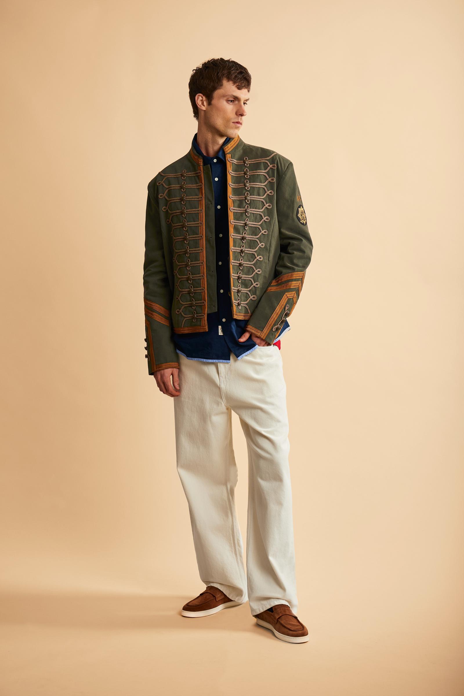 Men’s long-sleeve cotton canvas jacket inspired by military uniforms. Decorative braids and gold detailing enrich this iconic piece from the Guards capsule. - Burnt Olive