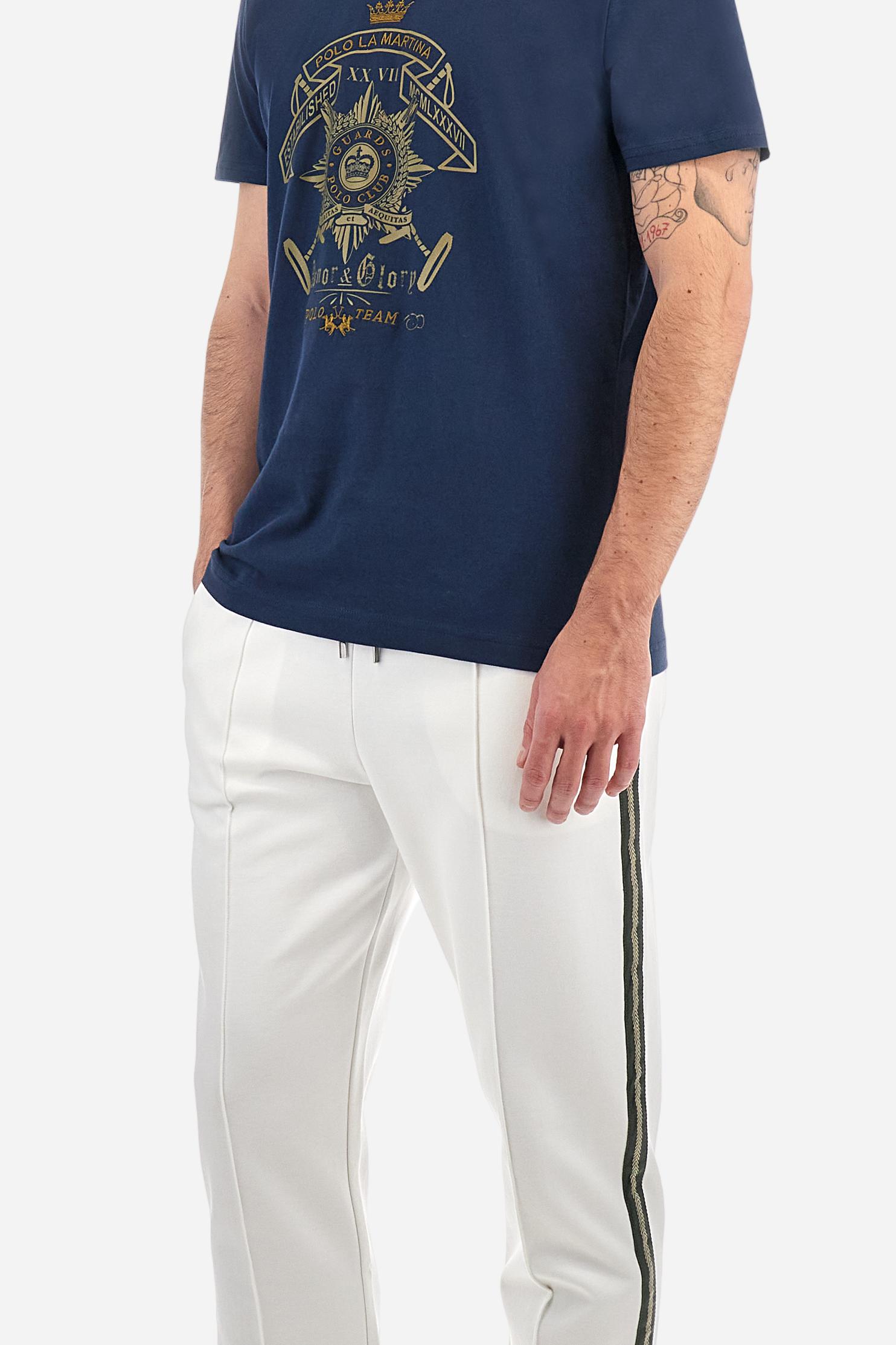 Single-colour short-sleeved men's T-shirt made of cotton jersey. Crew neck, with colour-contrasting jersey border inside. The front graphic is a large print featuring the Guards crest, and is enriched by the La Martina lettering and brand logo, both embroidered. The fit is regular. The model is wearing a size L. - Navy