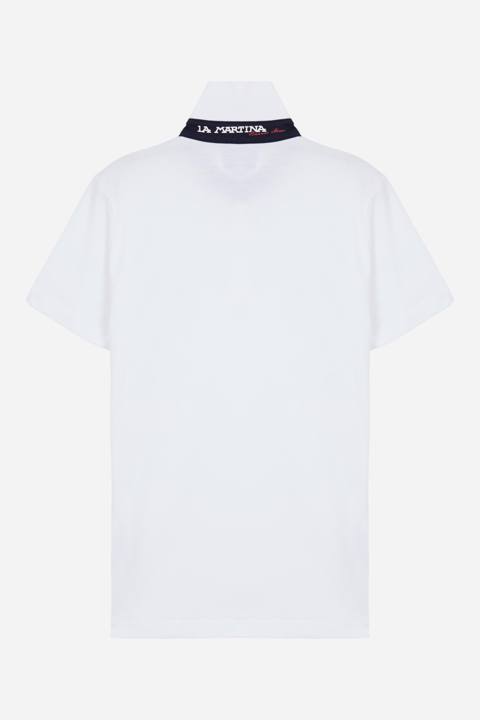 Short-sleeved polo shirt for boys made from soft 100% cotton piqué in a solid colour. The classic style features a regular fit, piqué collar and two-button front closure. The contrast inner collar detail and the multicolour logo embroidered on the chest enrich the garment. The detail under the collar completes the design with a distinctive touch. - Optic White