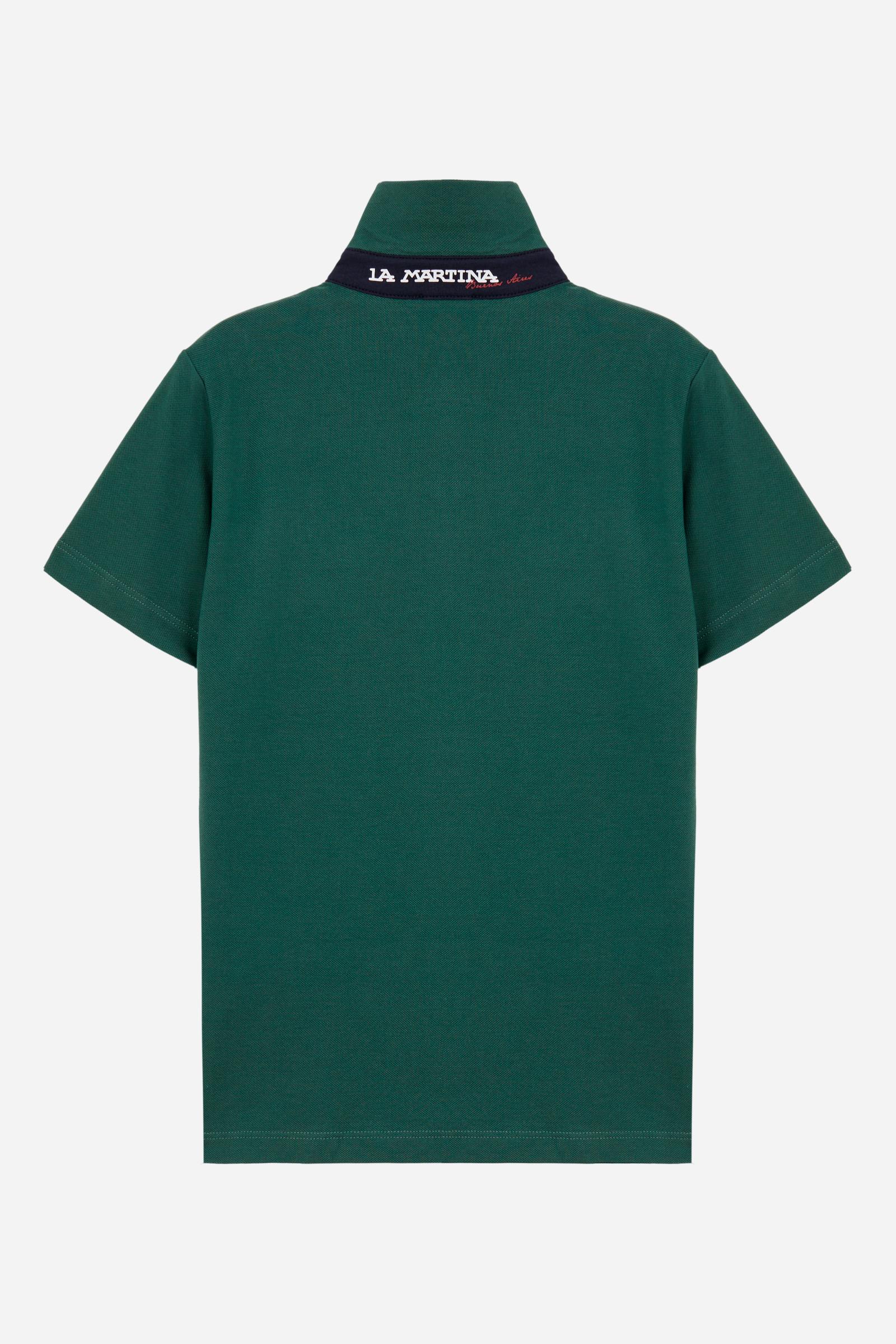 Short-sleeved polo shirt for boys made from soft 100% cotton piqué in a solid colour. The classic style features a regular fit, piqué collar and two-button front closure. The contrast inner collar detail and the multicolour logo embroidered on the chest enrich the garment. The detail under the collar completes the design with a distinctive touch. - Pineneedle