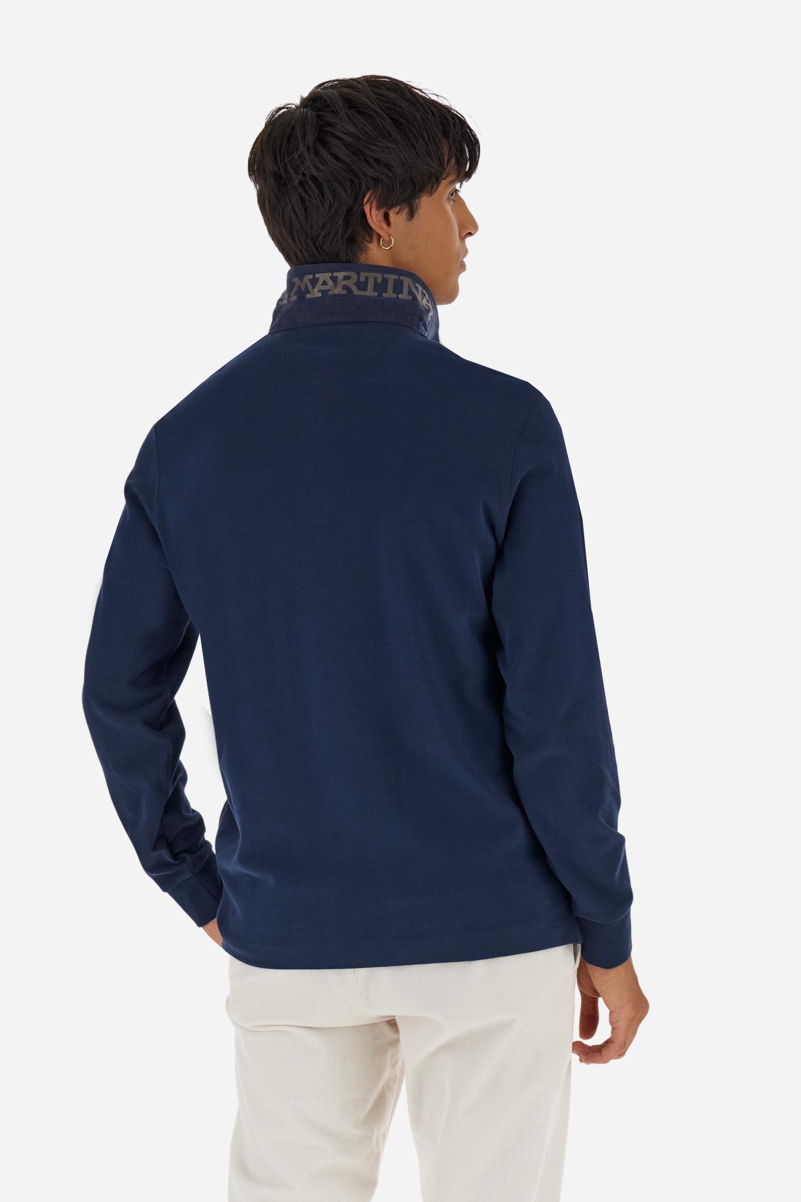 Classic men’s long-sleeve polo in soft-touch 100% cotton jersey. Contrast gabardine collar, three-button placket with multicolor striped tape. Iconic La Martina lettering printed in contrast under the collar. Small contrast logo embroidered on the chest. Regular fit for a balanced silhouette. Model wears size L. - Navy