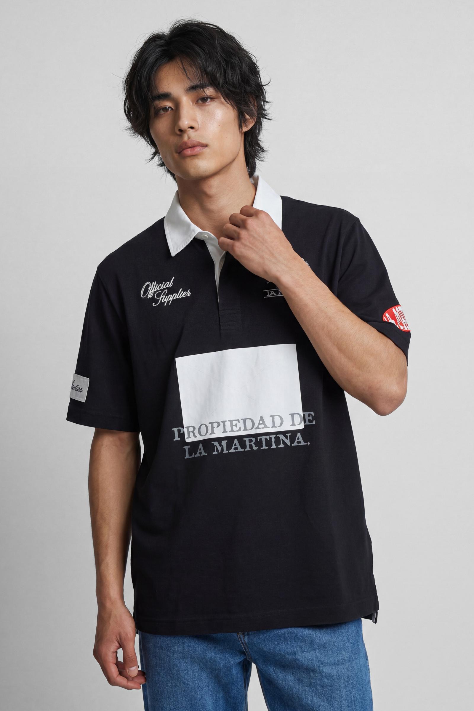Numbered style with exclusive label, produced in only 100 pieces per style/colour. The label is positioned on the back, at the lower right, with the progressive number clearly visible. Short-sleeved polo shirt made from solid-colour 100% cotton jersey. The contemporary-cut design features a modern, wide and relaxed silhouette, with a current streetwear aesthetic. The style is completed with a contrast twill collar and concealed front buttoning. The vintage-inspired front graphic features a wide contrast fab