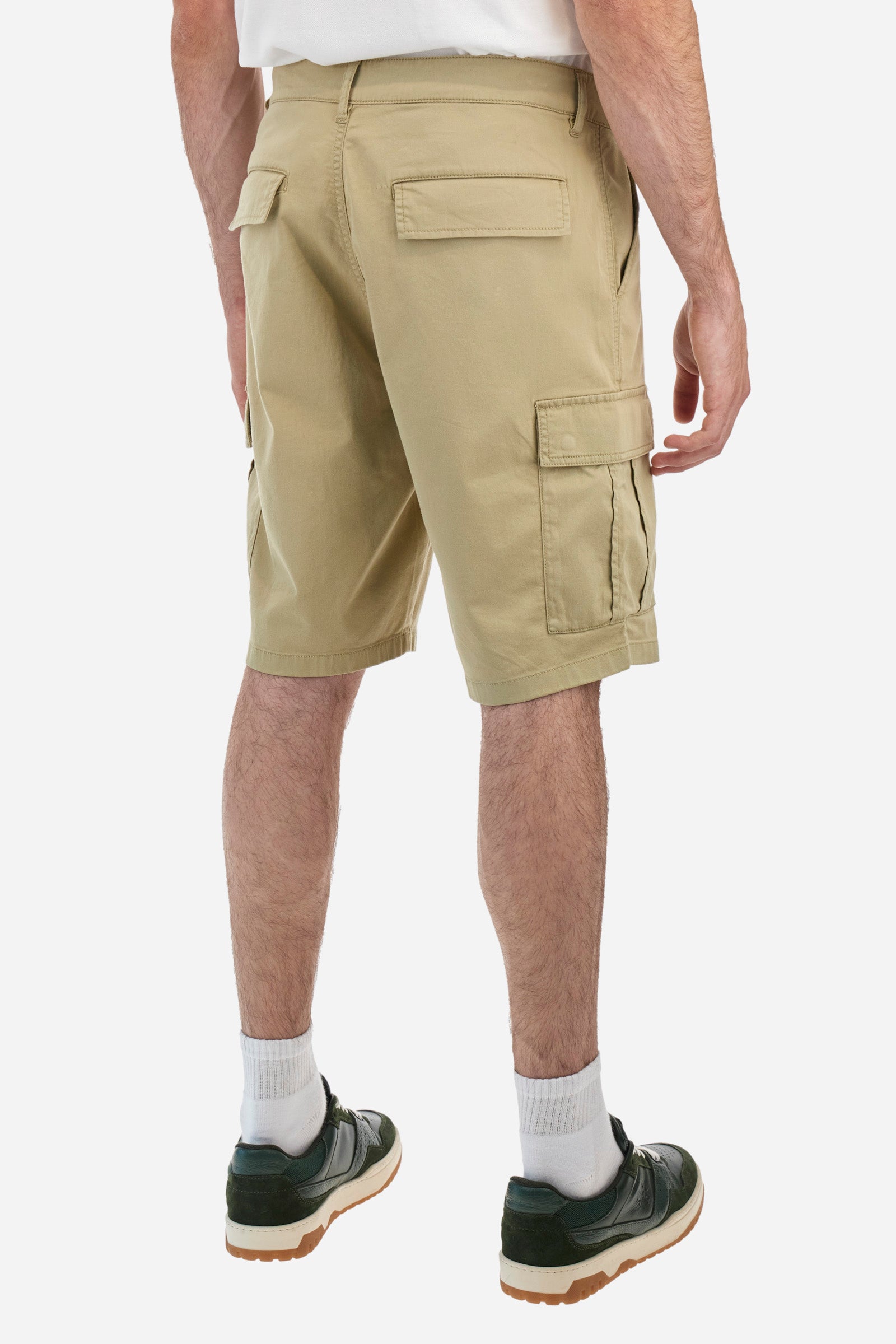 Men's single-colour Bermuda shorts in cotton twill. There are two American pockets, two cargo pockets and two back pockets. With belt loops. Zip and button fastening. The logo is embroidered tone-on-tone on the left cargo pocket. Regular fit. The model is wearing a size 33. - Twill