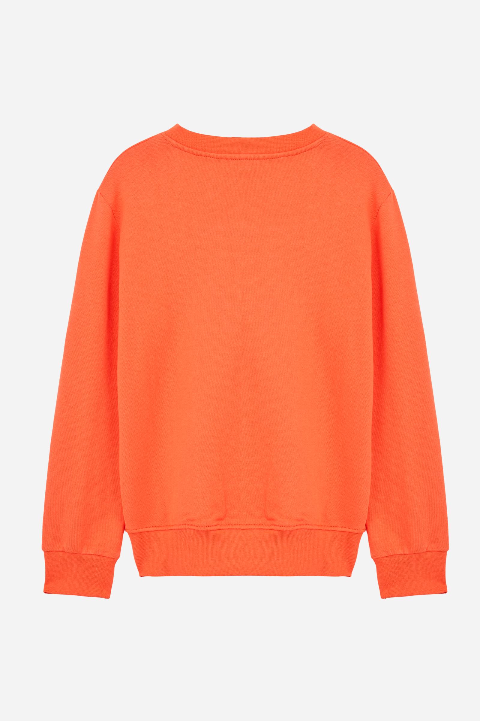 Crew-neck sweatshirt for boys made from soft 100% cotton fleece in a solid colour. The style features a regular fit, with collar, cuffs and hem in tonal ribbing. The maxi logo embroidered on the chest adds character to the garment, making it perfect for completing casual and sporty looks with a recognisable, contemporary style. - Flame