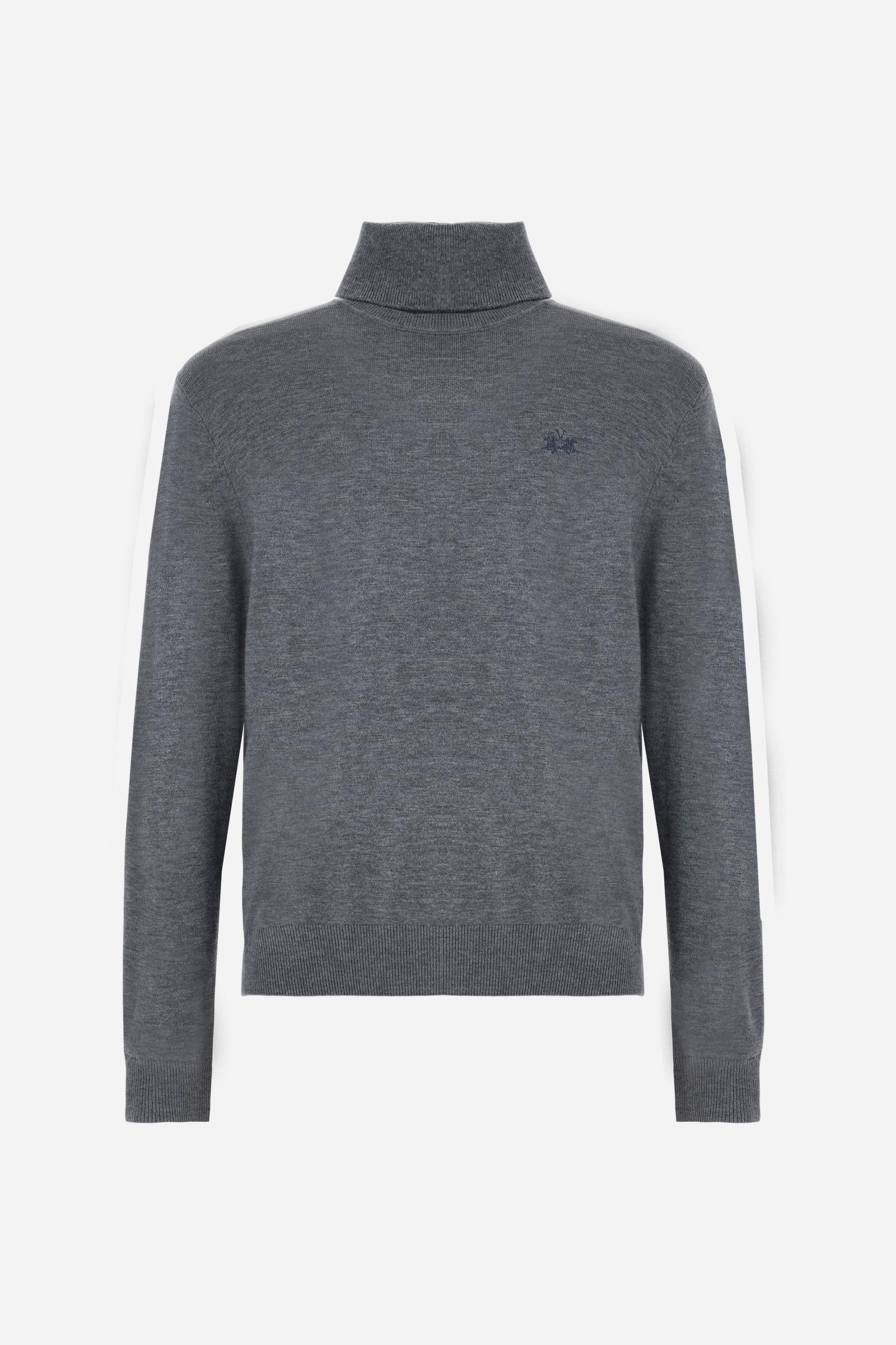Men's long-sleeved solid colour jumper. This high-neck model is made in a soft-touch wool blend. The neck and cuffs are made in tone-on-tone ribbing. The logo is embroidered on the left of the chest in tone-on-tone thread. Regular fit. The model is wearing a size L - Medium Heather Grey