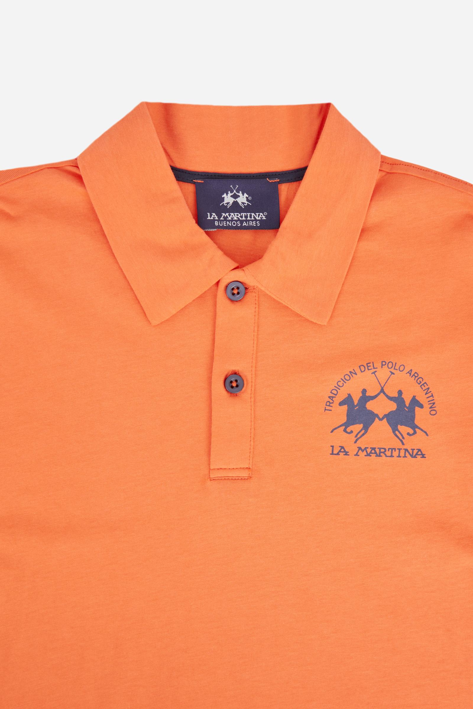 Short-sleeved polo shirt for boys made from lightweight 100% cotton jersey in a solid colour. The style features a two-button front opening and shirt collar in the same fabric. The contrast inner collar tape recalls the Team logo printed on the chest, while the brand lettering under the collar completes the garment with an iconic and recognisable detail. - Flame