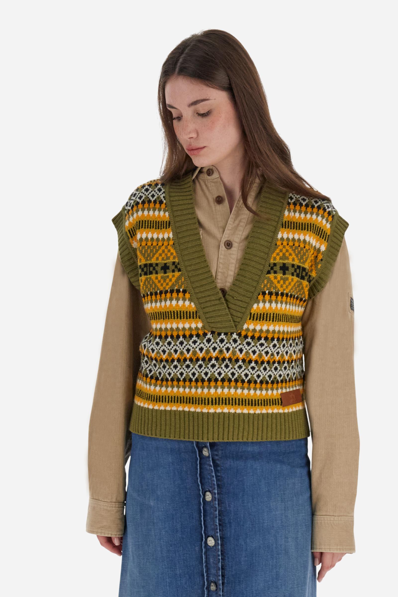Women’s vest in lambswool blend with deep V-neck, ribbed hem and armholes. Body featuring a lively multicolour jacquard horizontal stripe pattern. Short, straight cut for a modern and comfortable look. Logo on faux leather label applied to the front hem. The model wears size 2. - Olive Branch