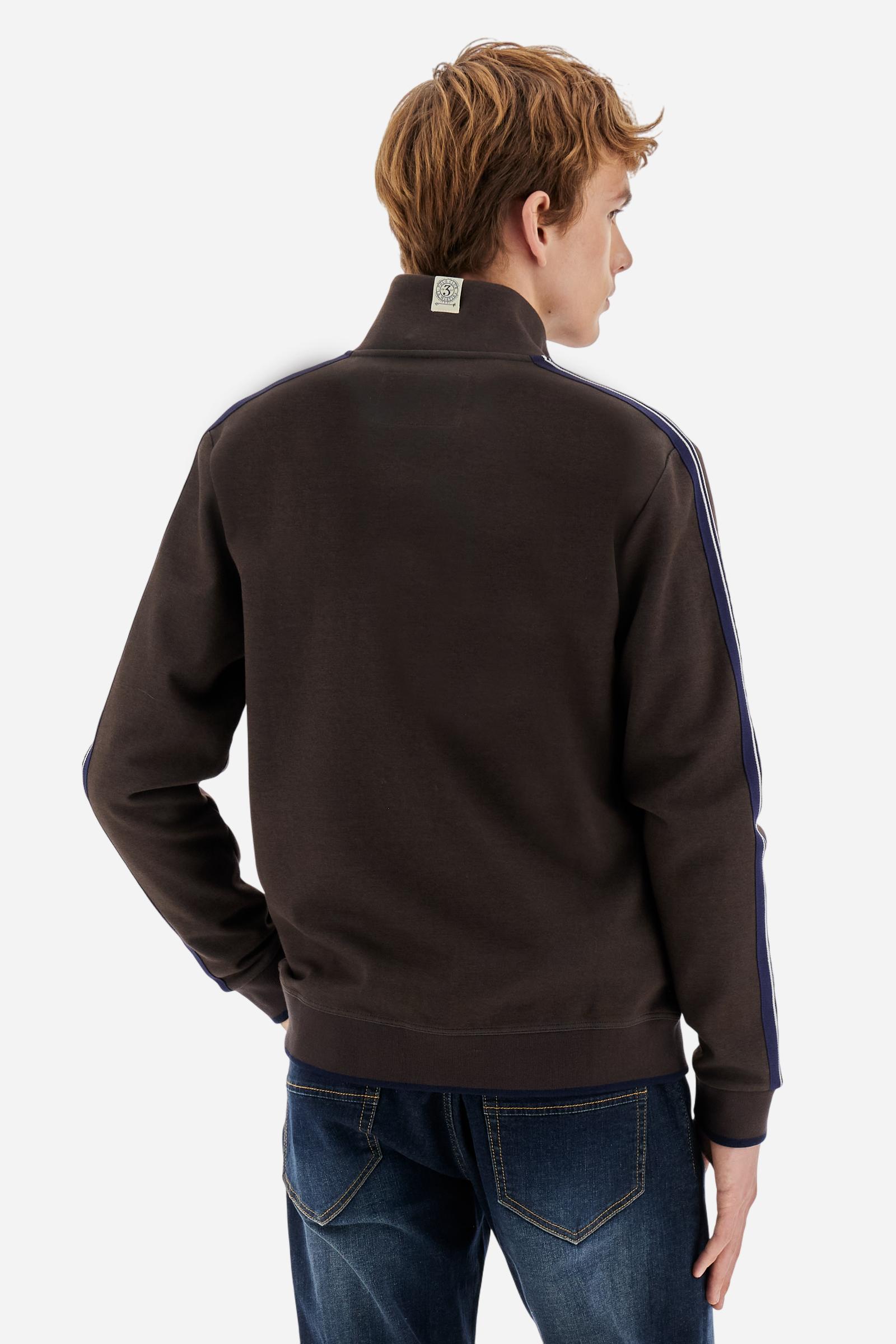 Men's long-sleeved, full-zip sweatshirt. Made of soft solid colour cotton fleece. The neck and cuffs and waistband are in solid colour ribbed knit with contrasting edging. Front zip opening and Polo club guarantee label applied to the edge inside the collar. The front lettering is a large tone-on-tone raised embroidery. A narrow two-tone striped band is applied to the shoulders and sleeves. Regular fit. The model is wearing a size L. - Java