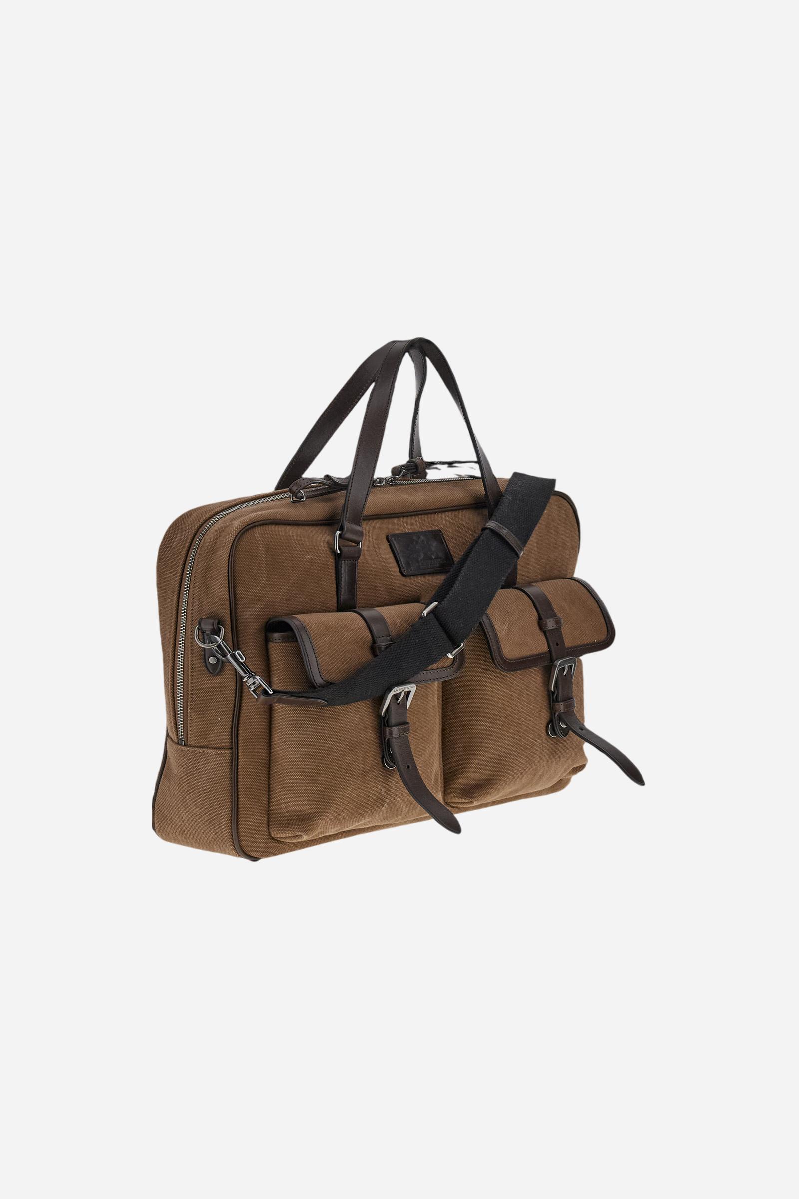 Semi-rigid work bag in washed canvas with smooth leather details, practical and roomy, ideal for work and daily commuting. Closed with a top zip, it includes a detachable shoulder strap and multiple pockets for added functionality. The hot-stamped logo on the leather tag completes the model. Dimensions:40 x 31 x 9 - COCOA