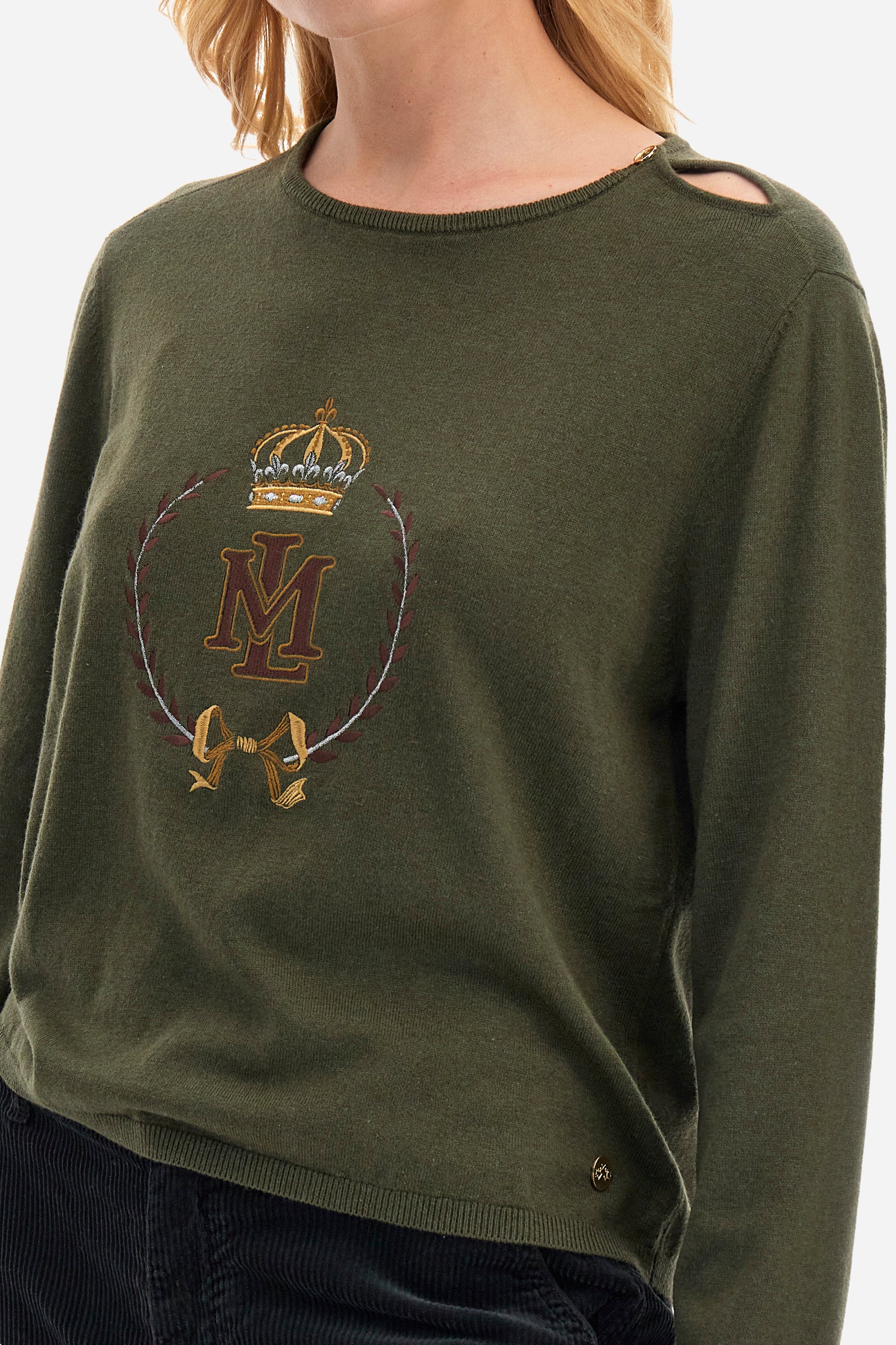 Women’s crew neck sweater made of cashmere blended yarns. With long sleeves and a regular fit to fit all silhouettes. The solid color has a gold contrast embroidery on the front of the England line making the garment original and unique. The small La Martina logo is applied on two buttons, one on the crew neck, and one on the waist. Ideal garment to give a touch of sophistication to winter outfits. The model is 174 cm tall and wears a size 2. - Ivy Green