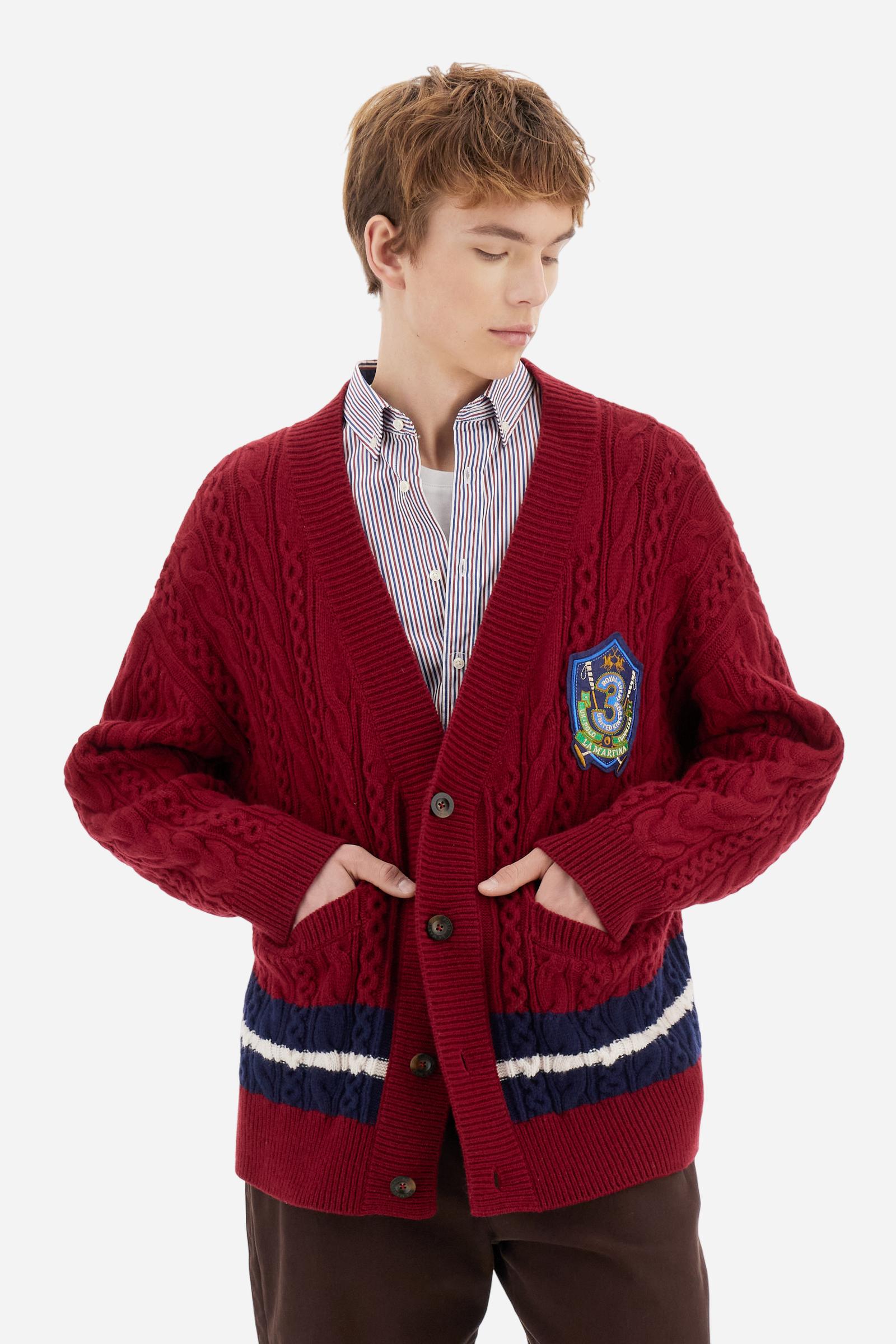 Men’s cardigan with long sleeves in solid-colour lambswool with cable-knit pattern for a refined and classic look. Deep neckline, ribbed cuffs and hem, closure with personalised horn-effect buttons. Applied front pockets and bicolour bands on the hem reflecting the chest patch colours. Oversized fit with dropped shoulders for a modern silhouette. The model wears size L. - Chili Pepper