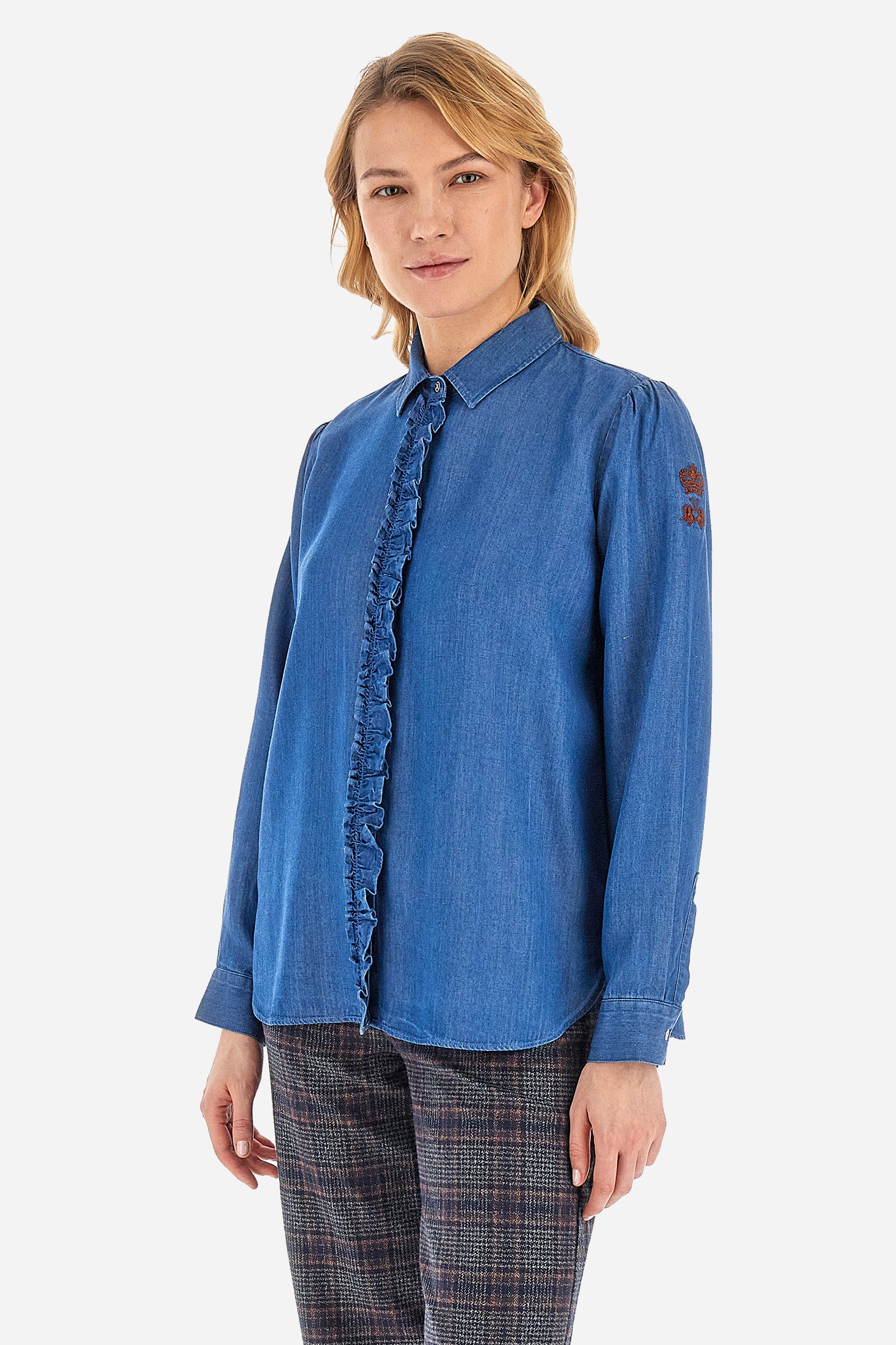 This long-sleeved women's shirt with a regular fit is made of solid-coloured denim fabric, characterised by the rouge on the front profile that covers the buttons and by the classic collar. An embroidered crown logo on the sleeve completes the overall look. This garment is perfect for creating a casual and versatile outfit. The model is 174 cm tall and wears a size 2. - Medium Indigo Denim